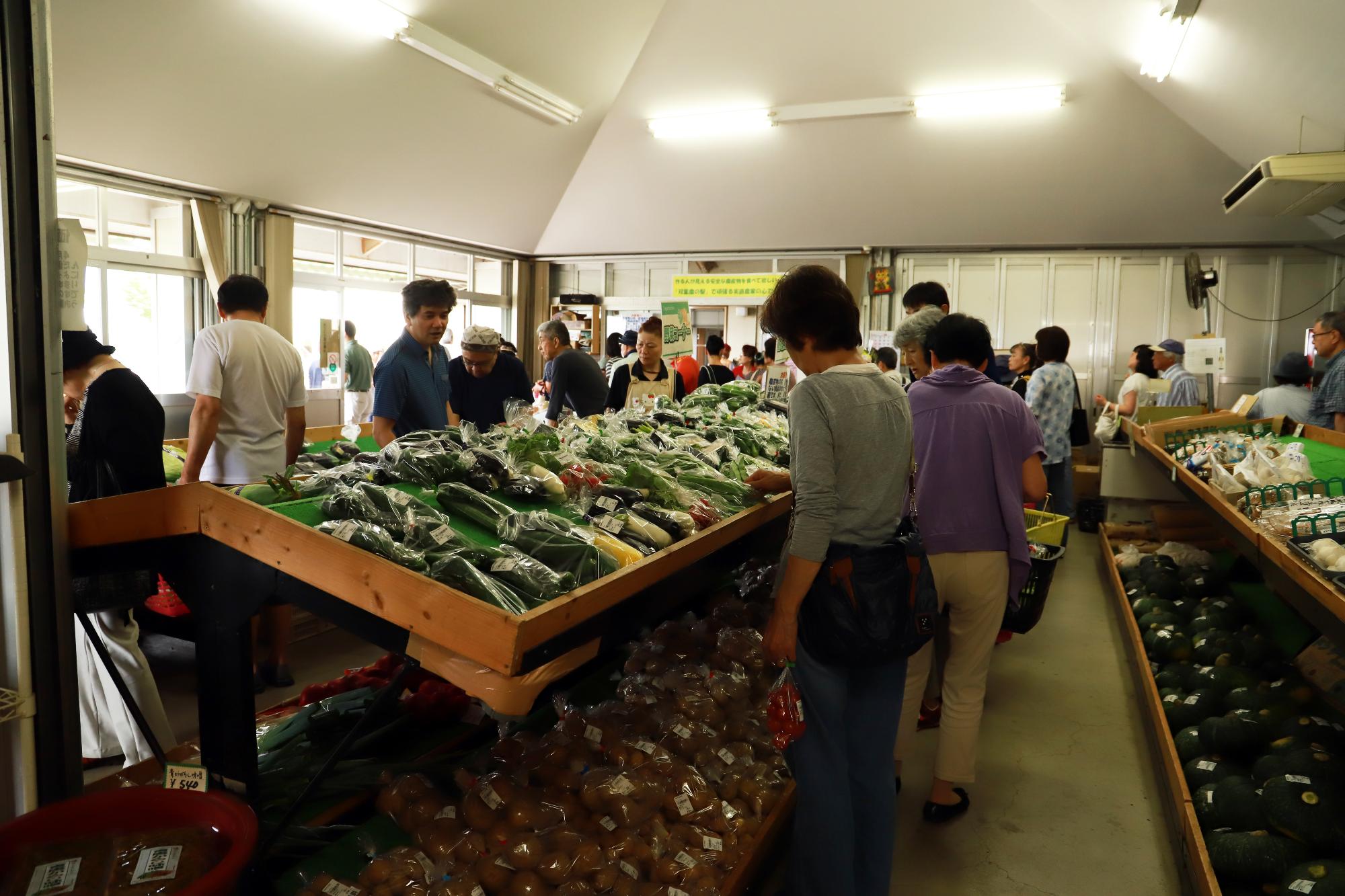 野菜の販売も大盛況です