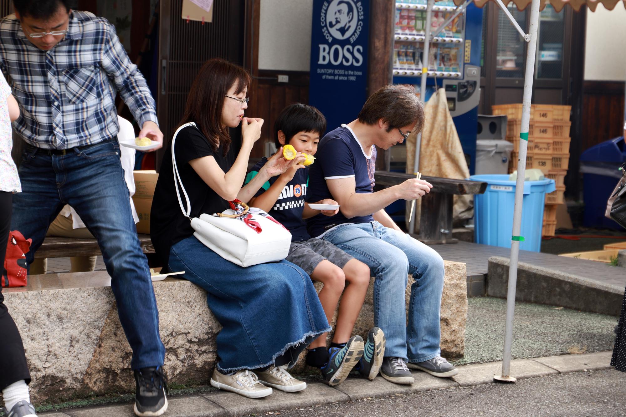 試食中の親子