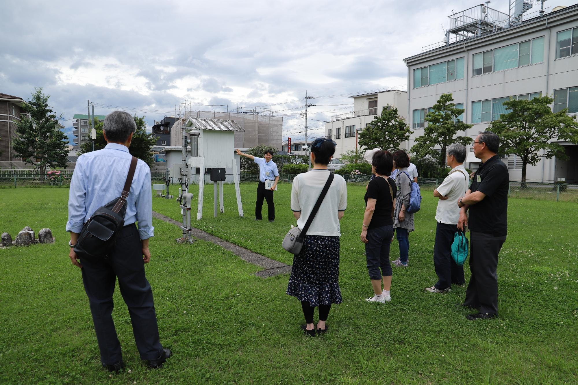 甲府地方気象台の敷地内を見て回っています