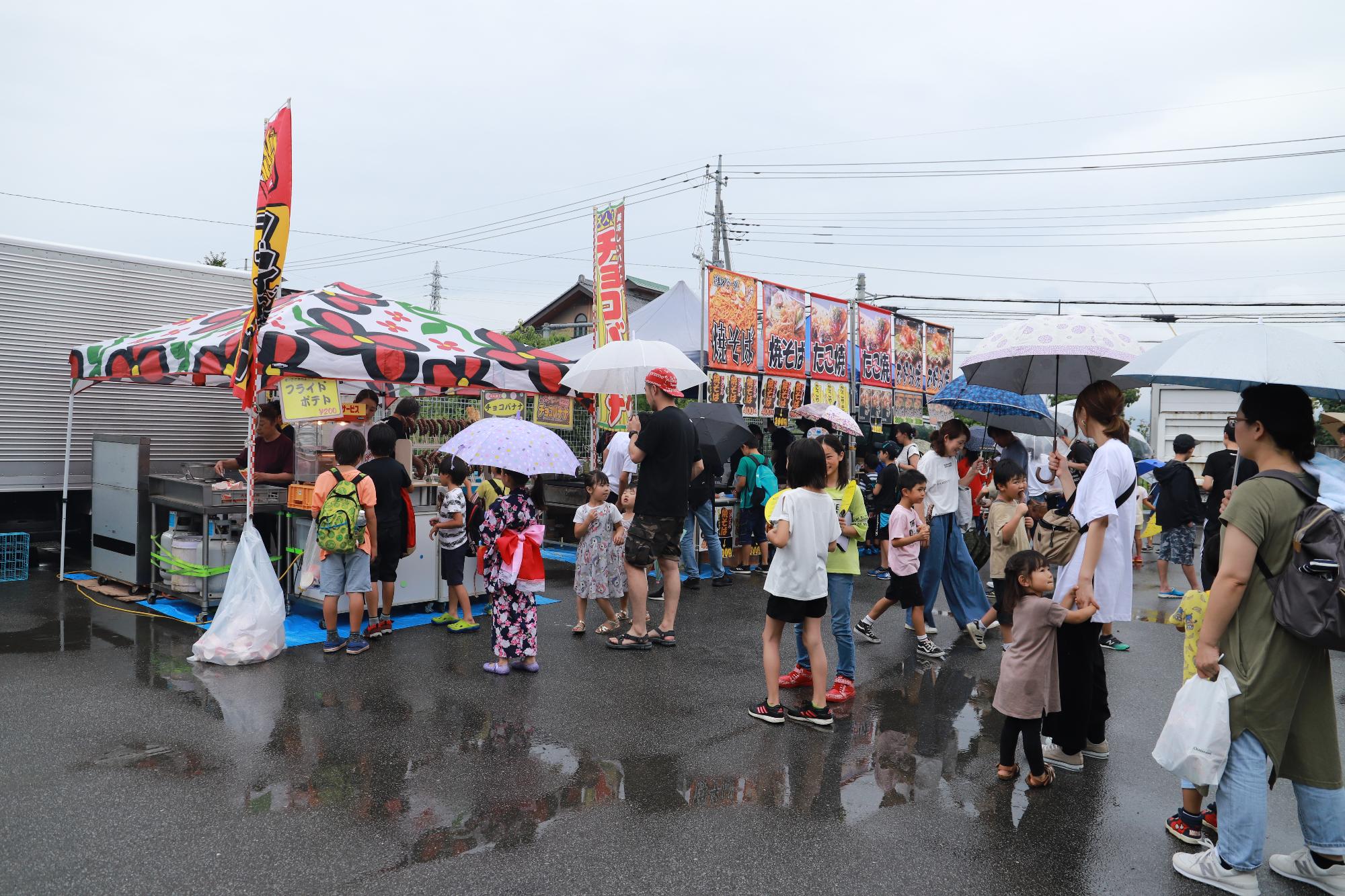 雨の中で並ぶ屋台