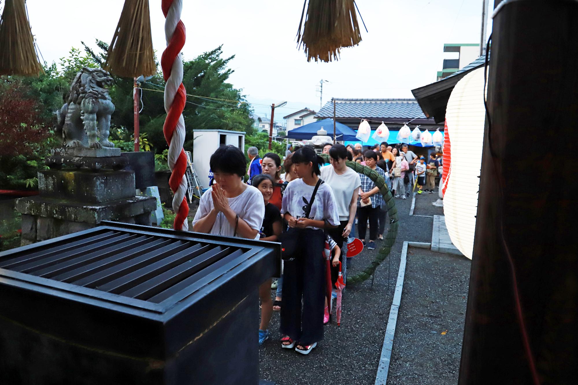 茅の輪をくぐってから、お祈りを捧げます