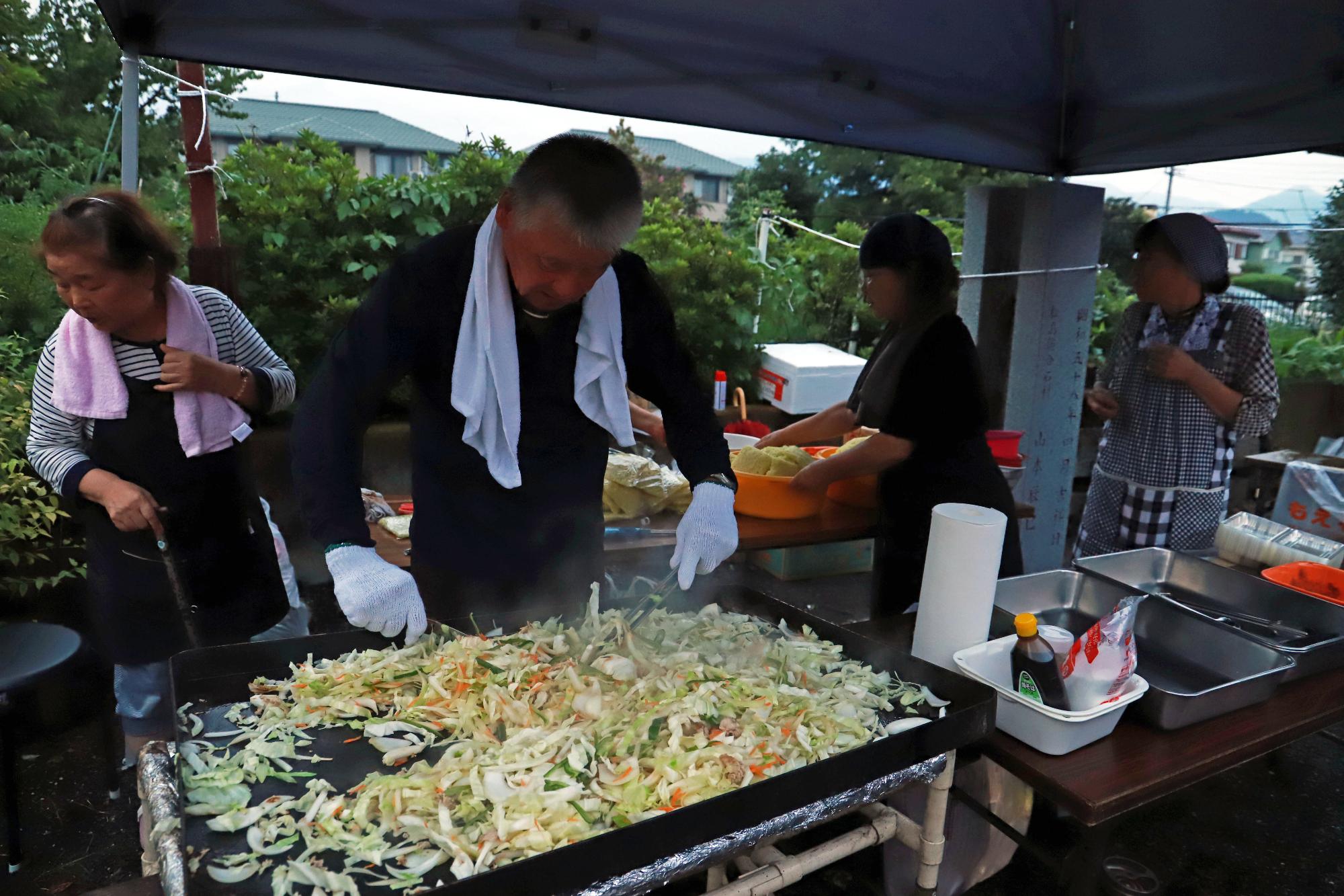 長田宮司の名物のやきそばは大人気です