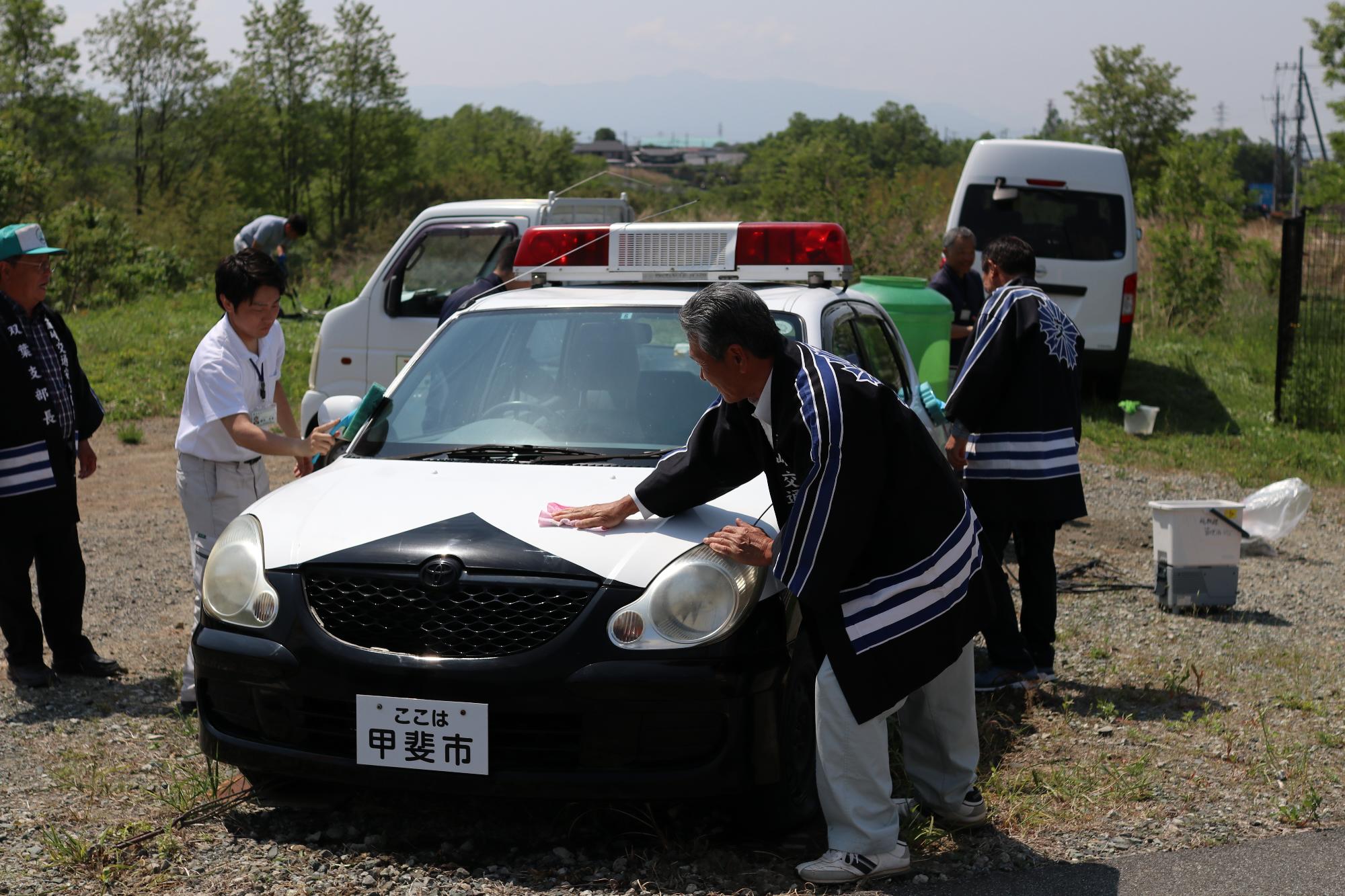 模擬パトカーの清掃