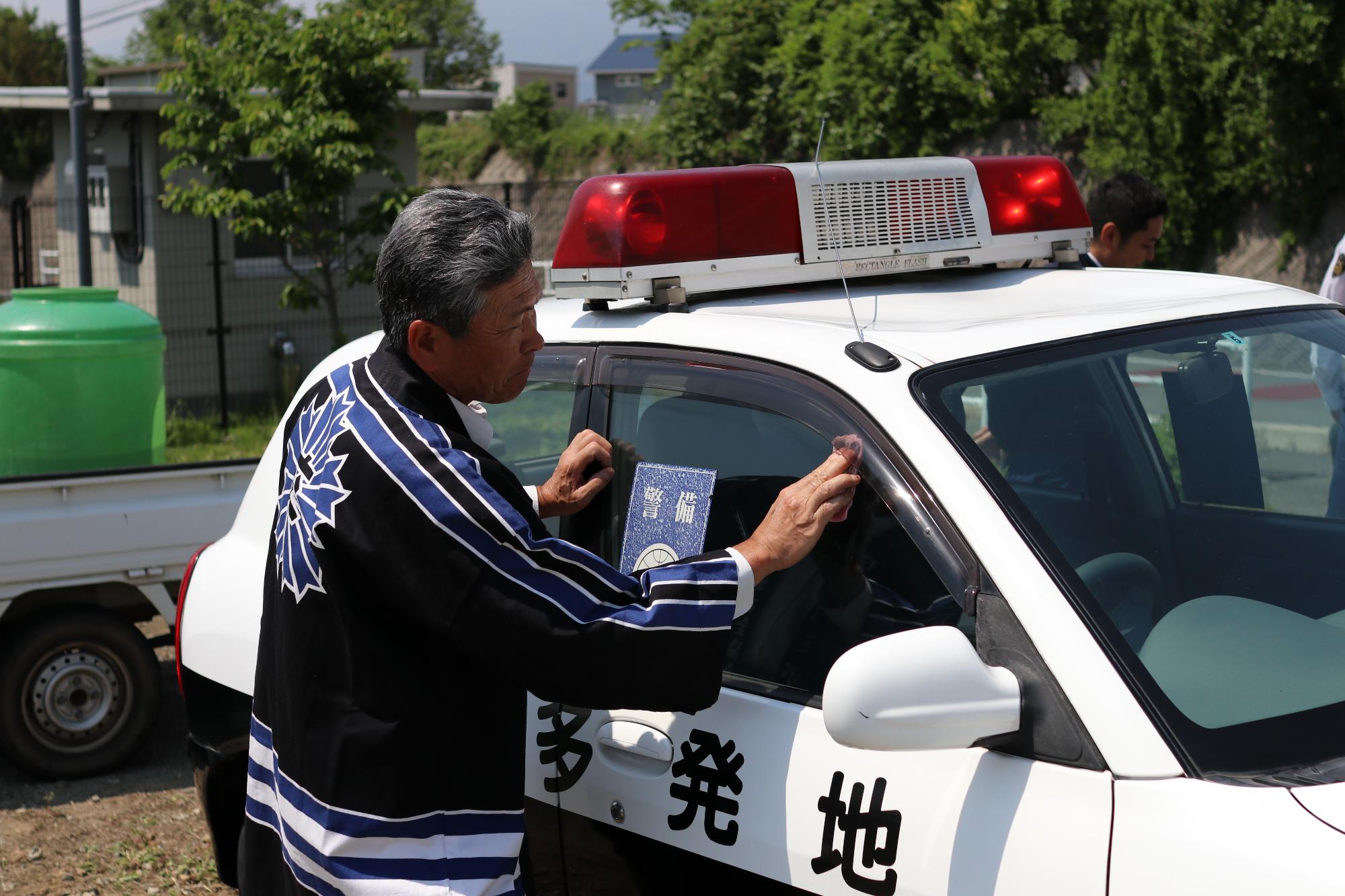 模擬パトカーの清掃