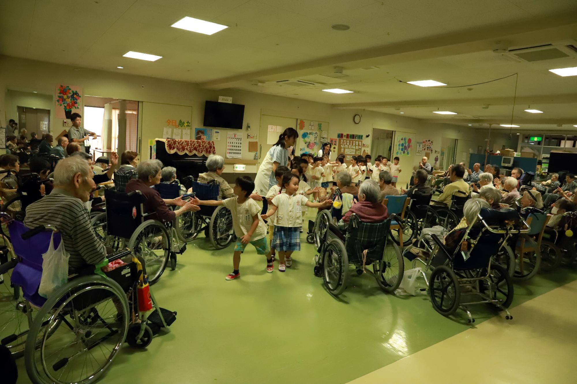 園児と利用者がハイタッチ