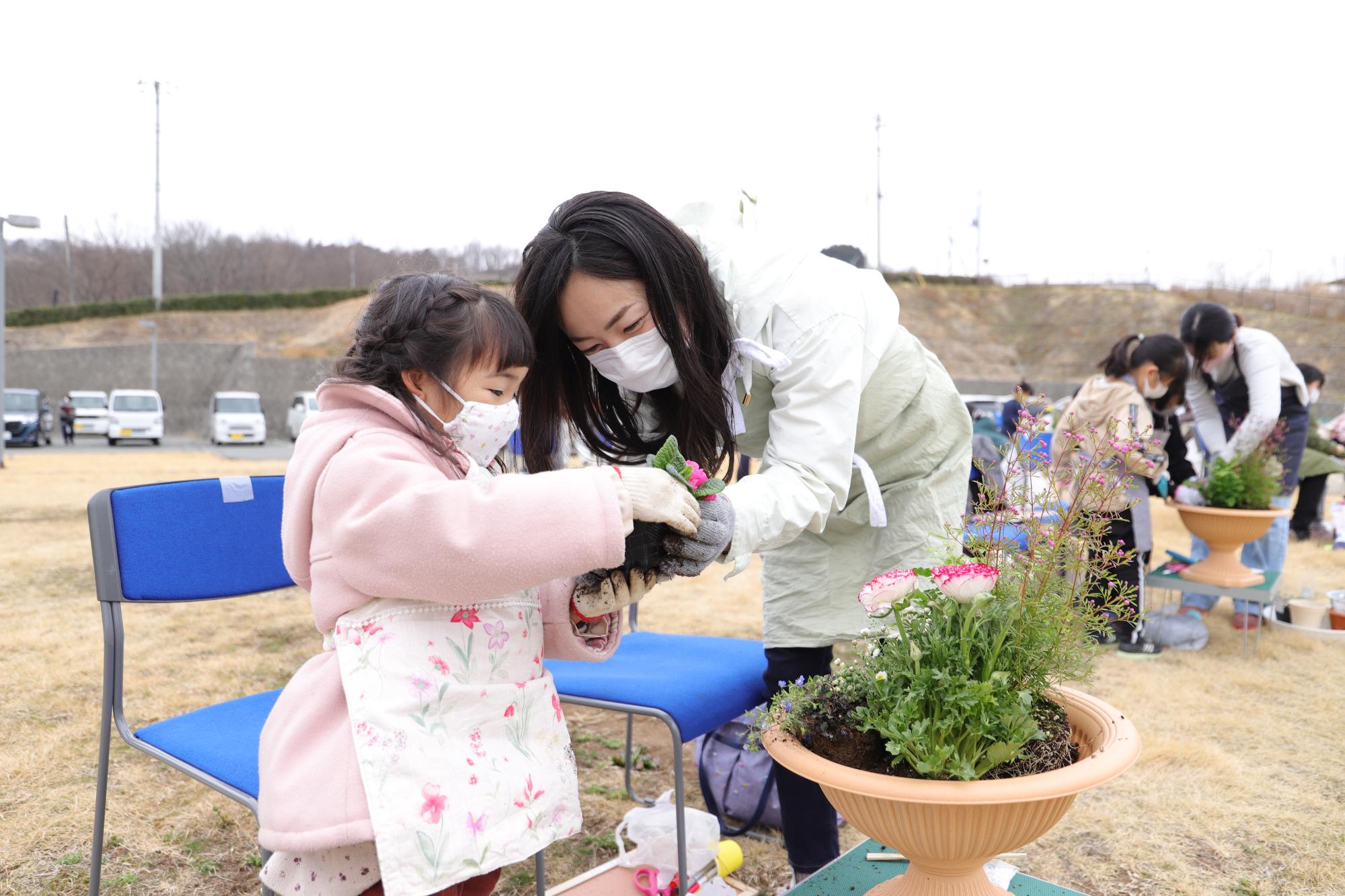 親子ふれ愛寄せ植え教室