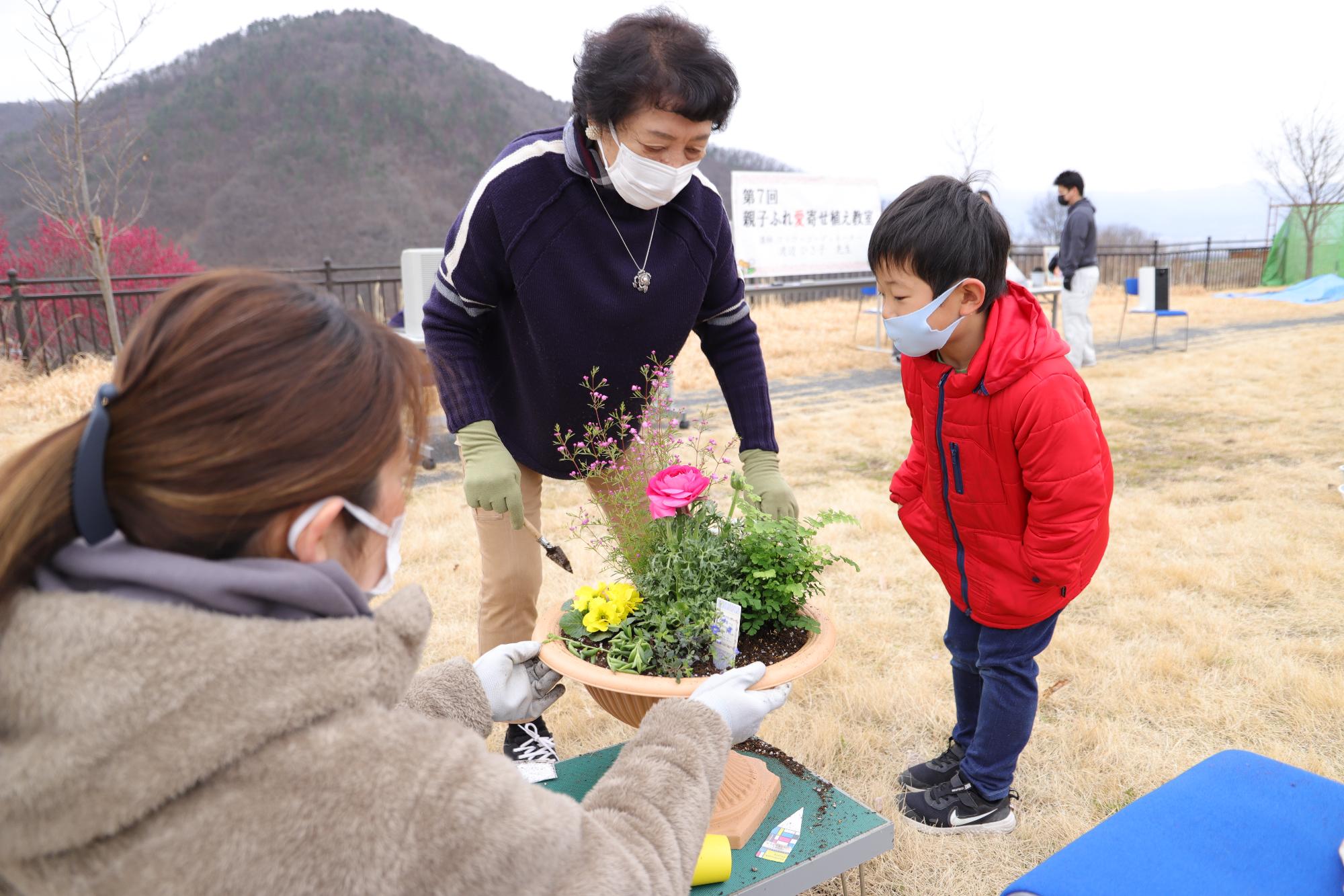 親子ふれ愛寄せ植え教室