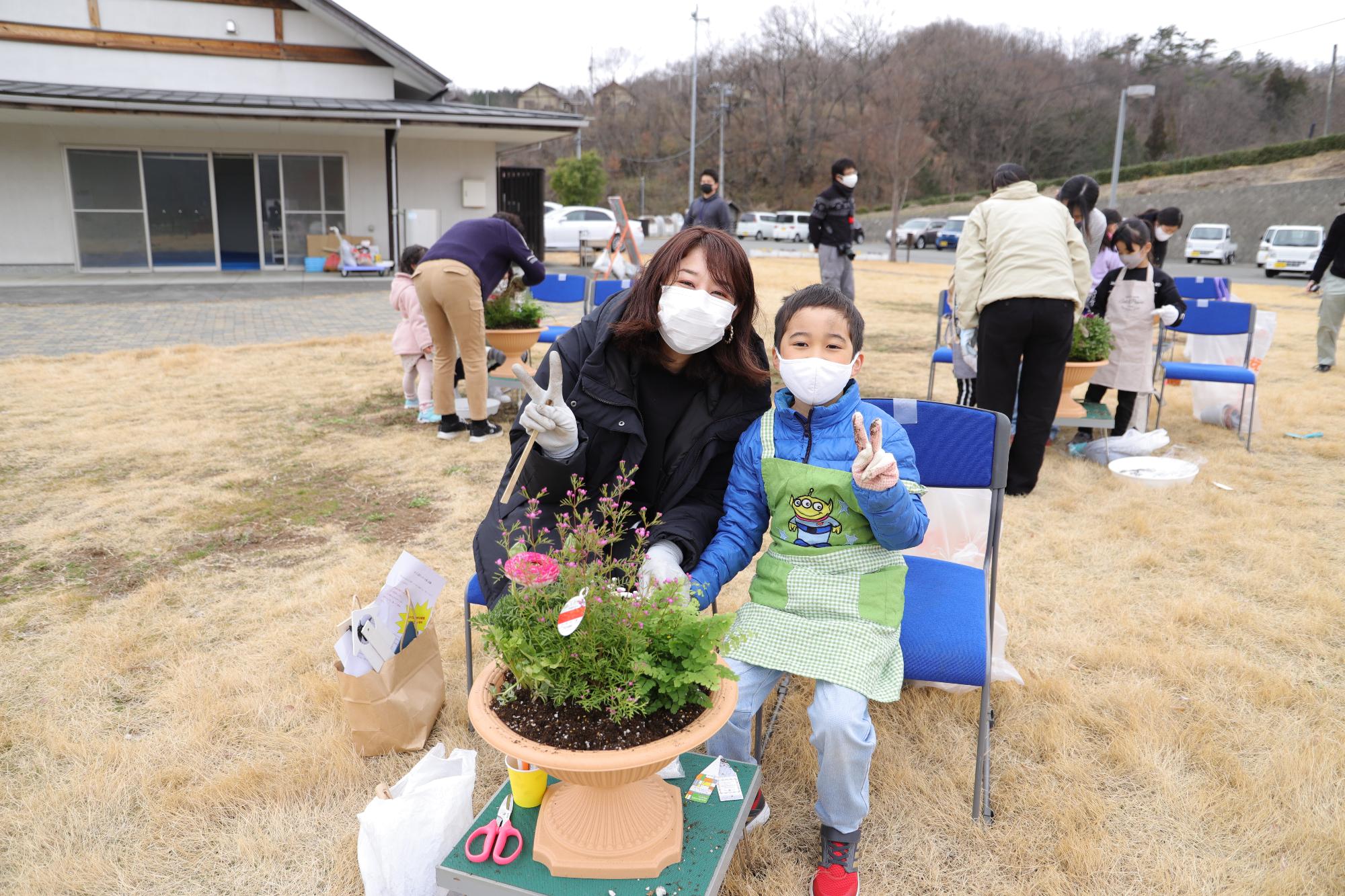 親子ふれ愛寄せ植え教室