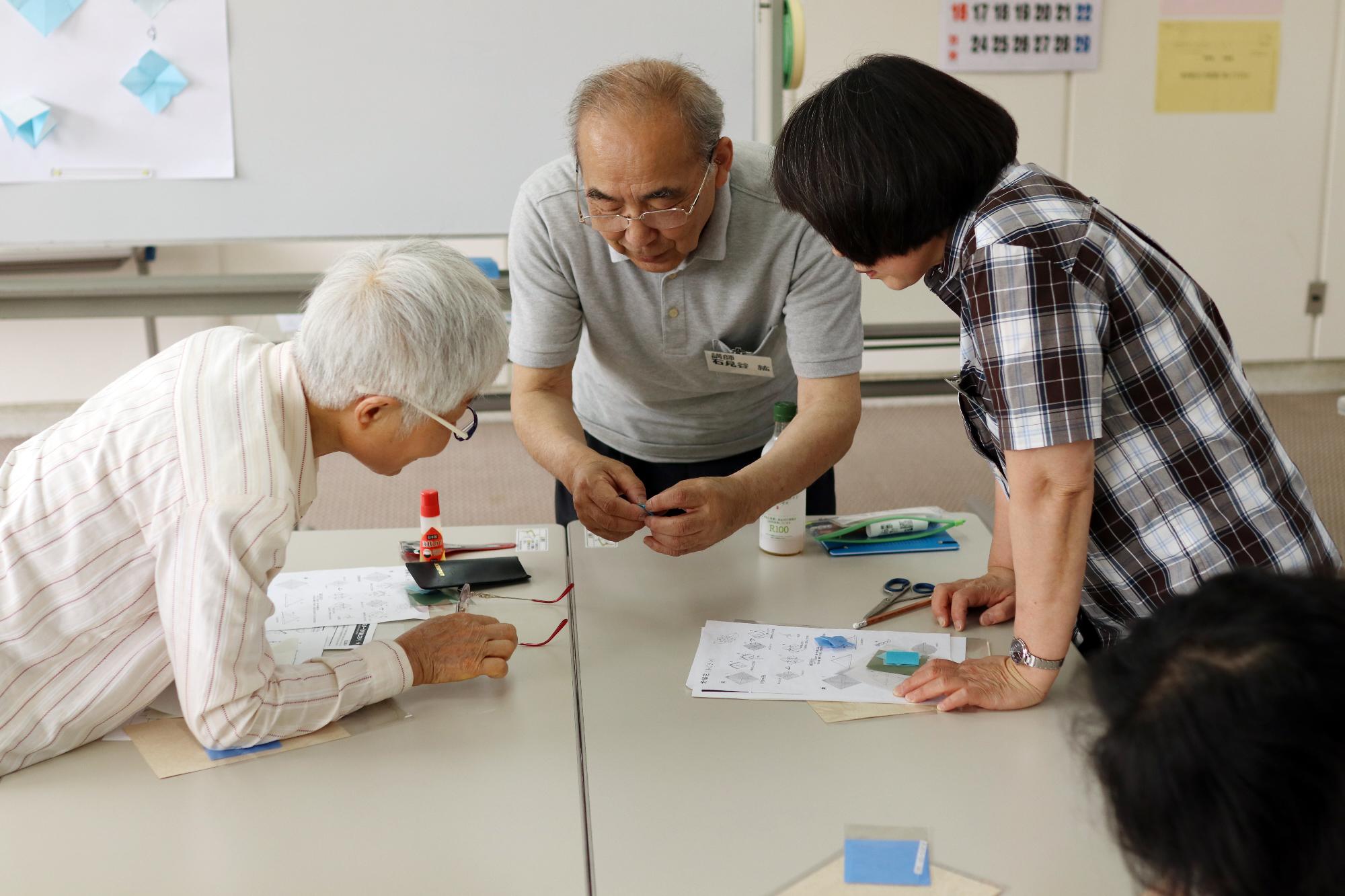 季節を楽しむ簡単折り紙 あじさい作りの写真