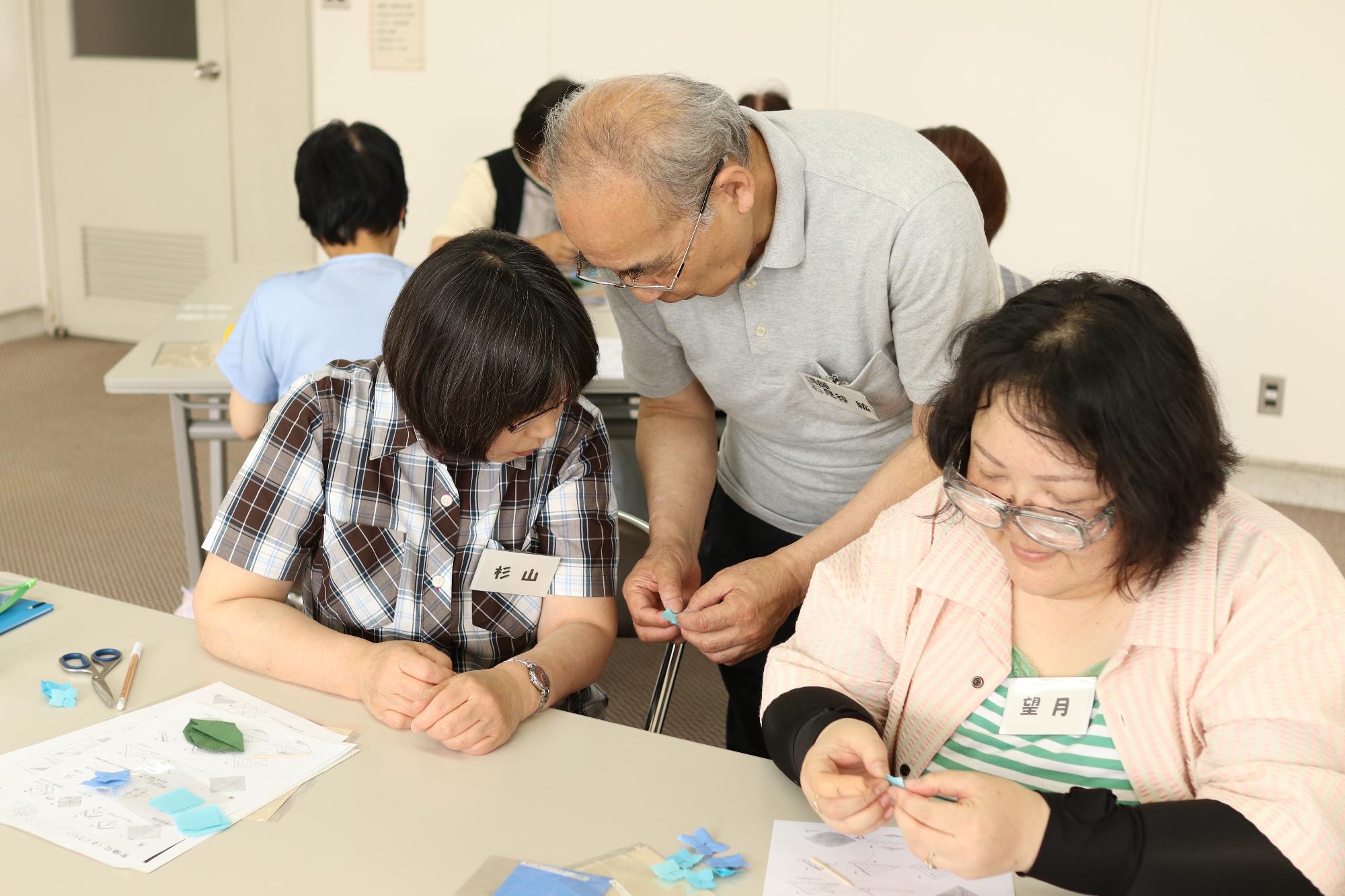 季節を楽しむ簡単折り紙 あじさい作りの写真