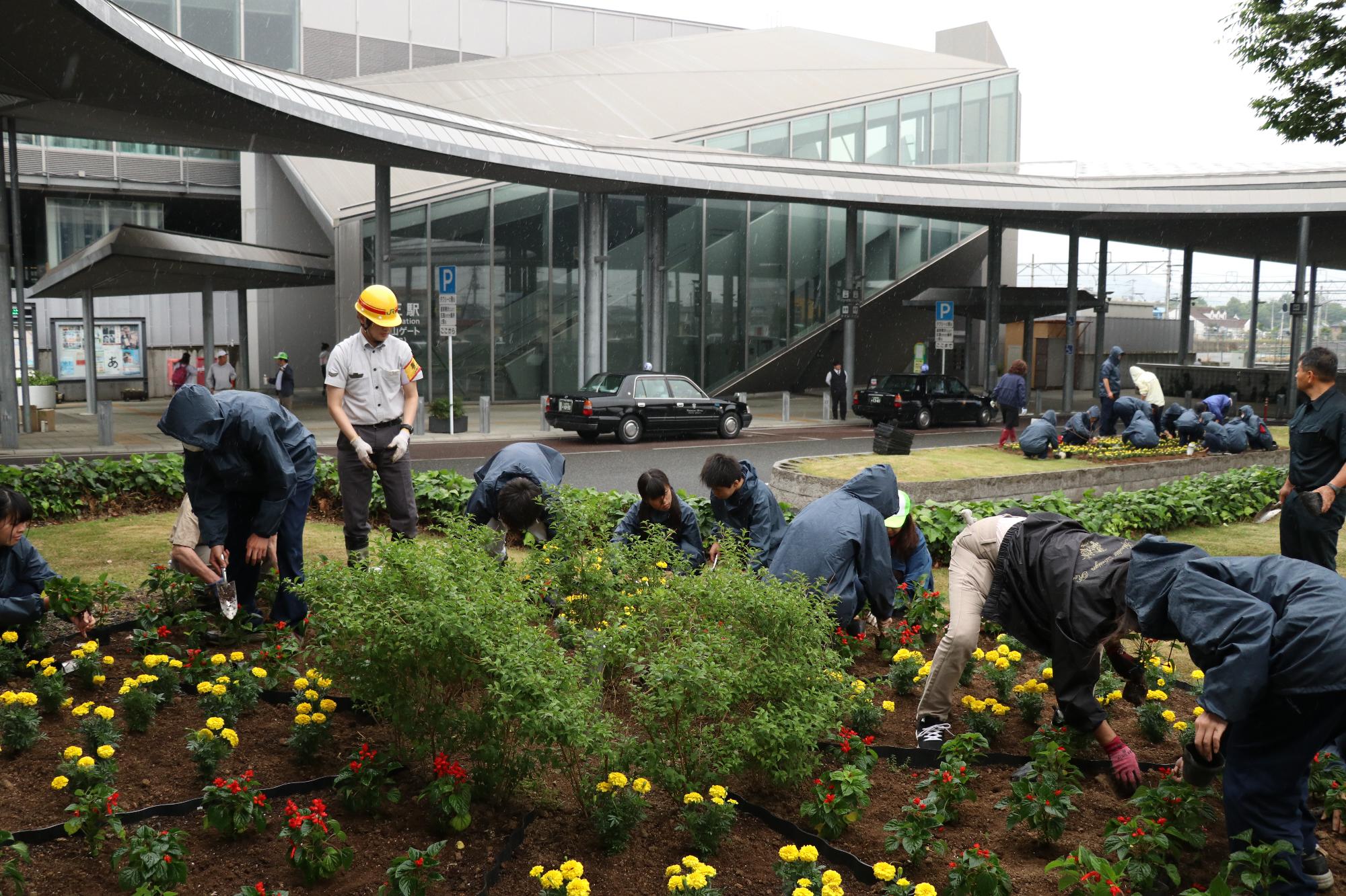 農林高校竜王駅前植花作業