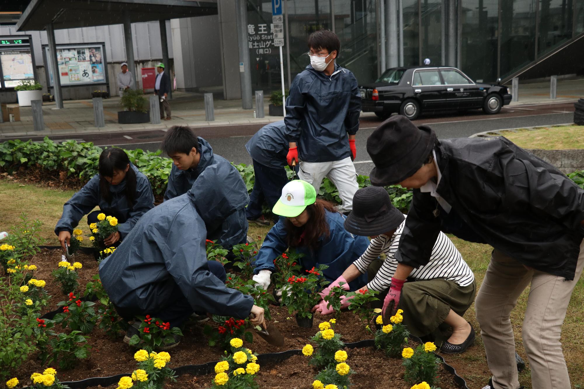 農林高校竜王駅前植花作業