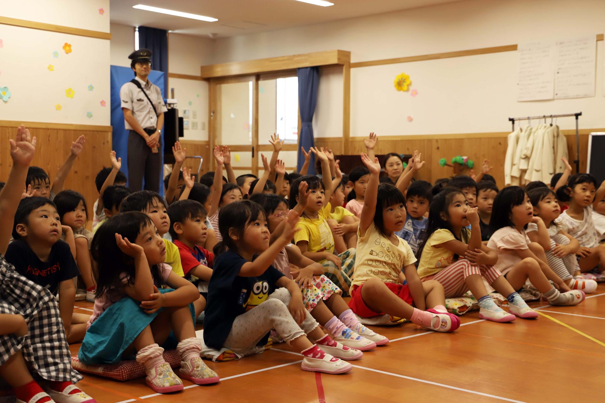 手を挙げる子どもたち