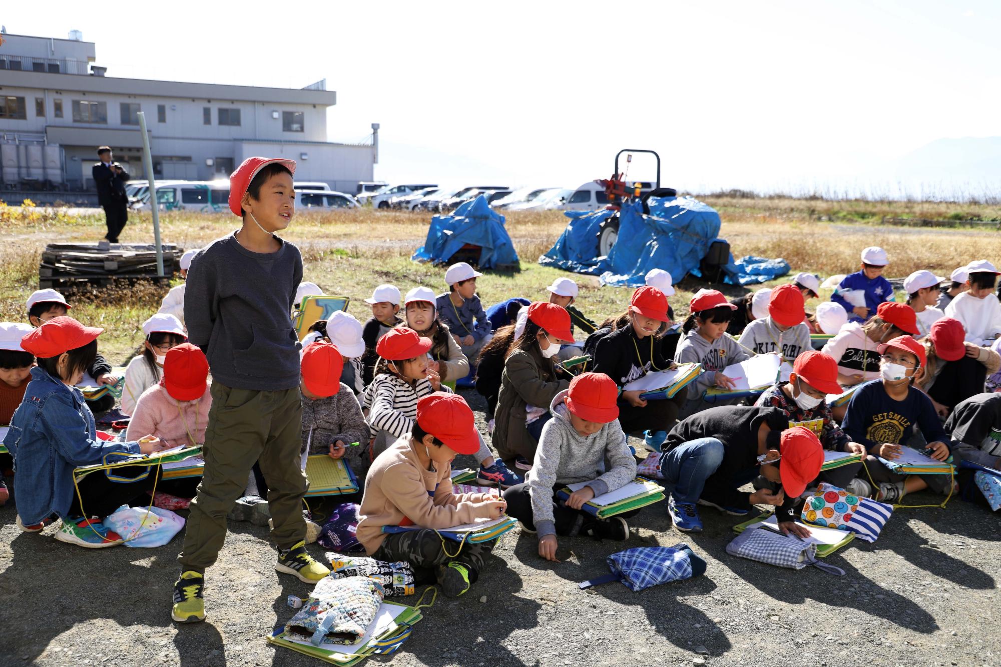 赤坂農場で赤坂とまとの校外学習