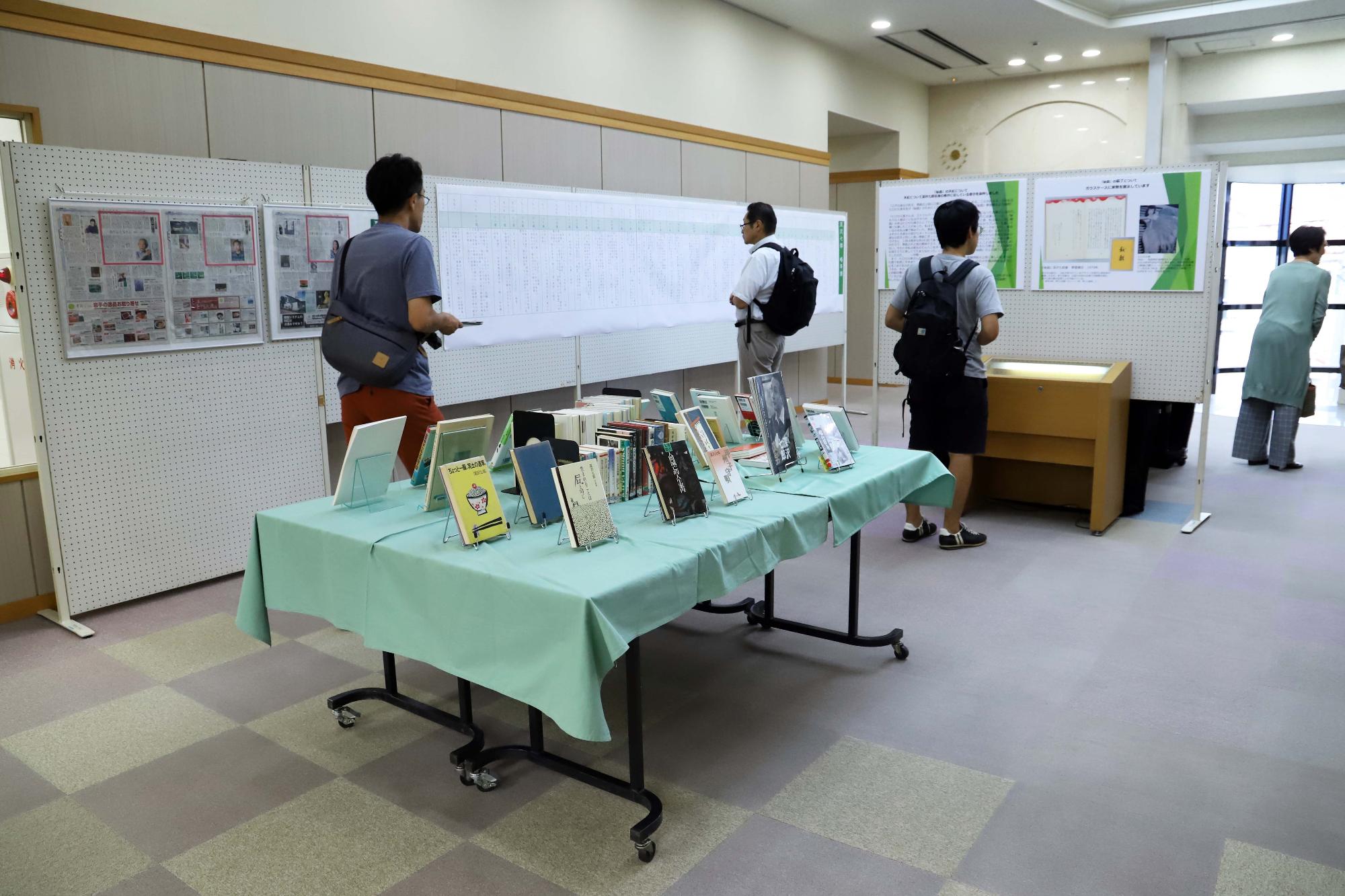 竜王図書館には保坂さんと深沢さんのコーナーが設置されています