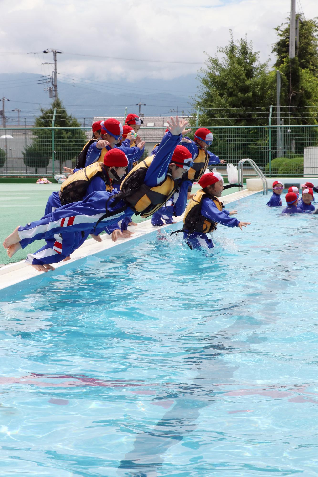 竜王西小学校 着衣水泳教室