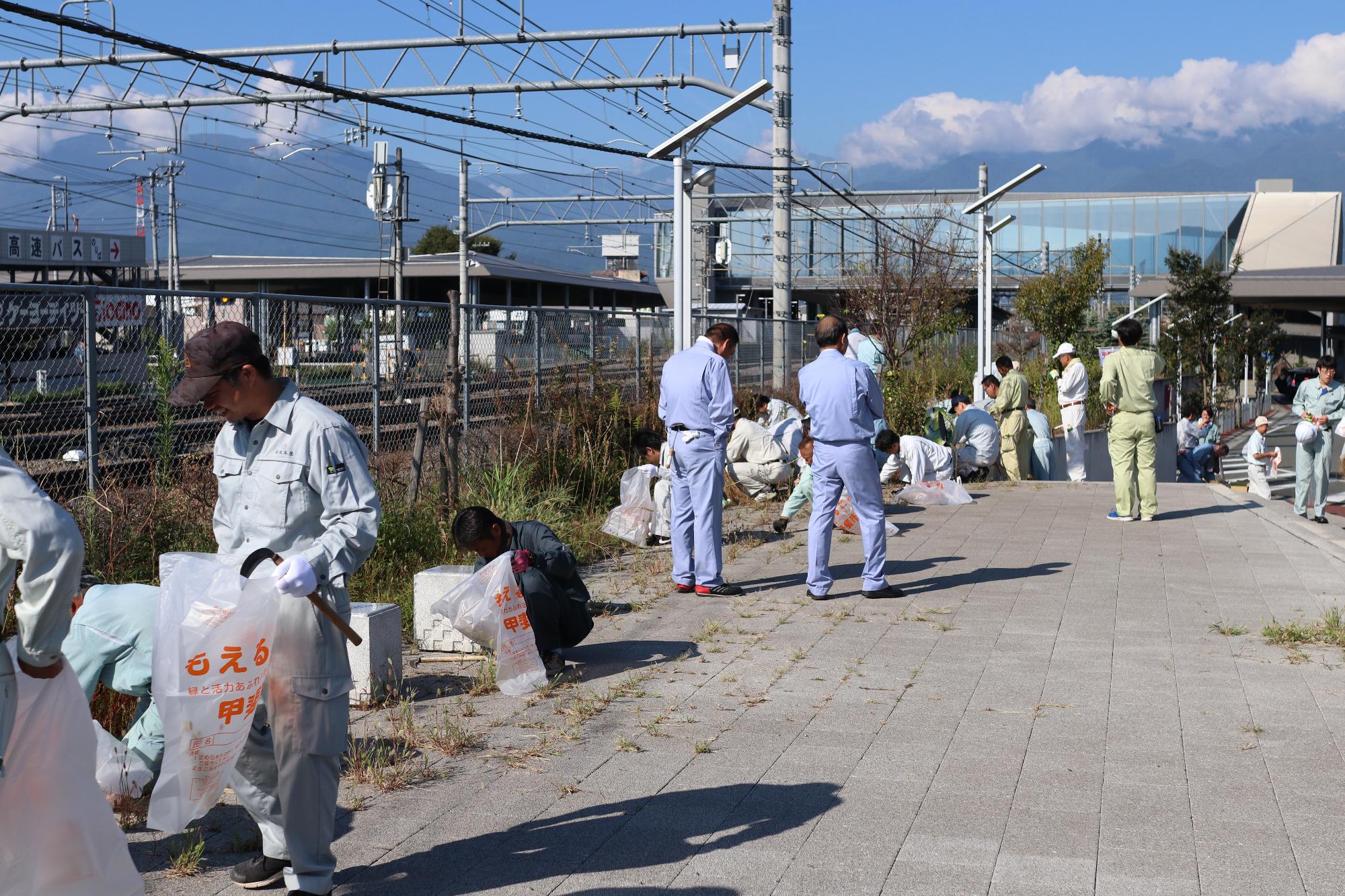 甲府地区建設業協会が草刈ボランティア