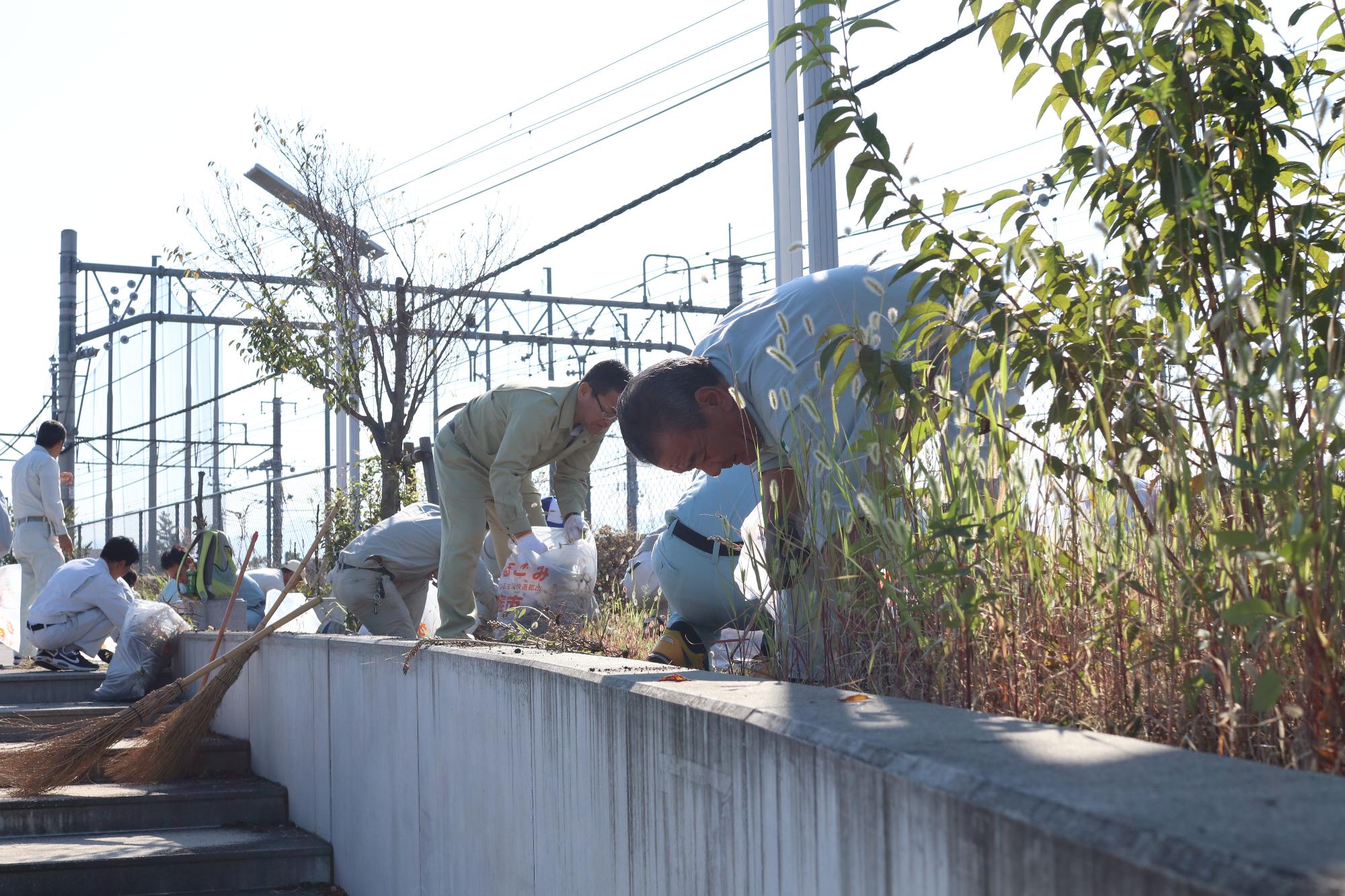 甲府地区建設業協会が草刈ボランティア