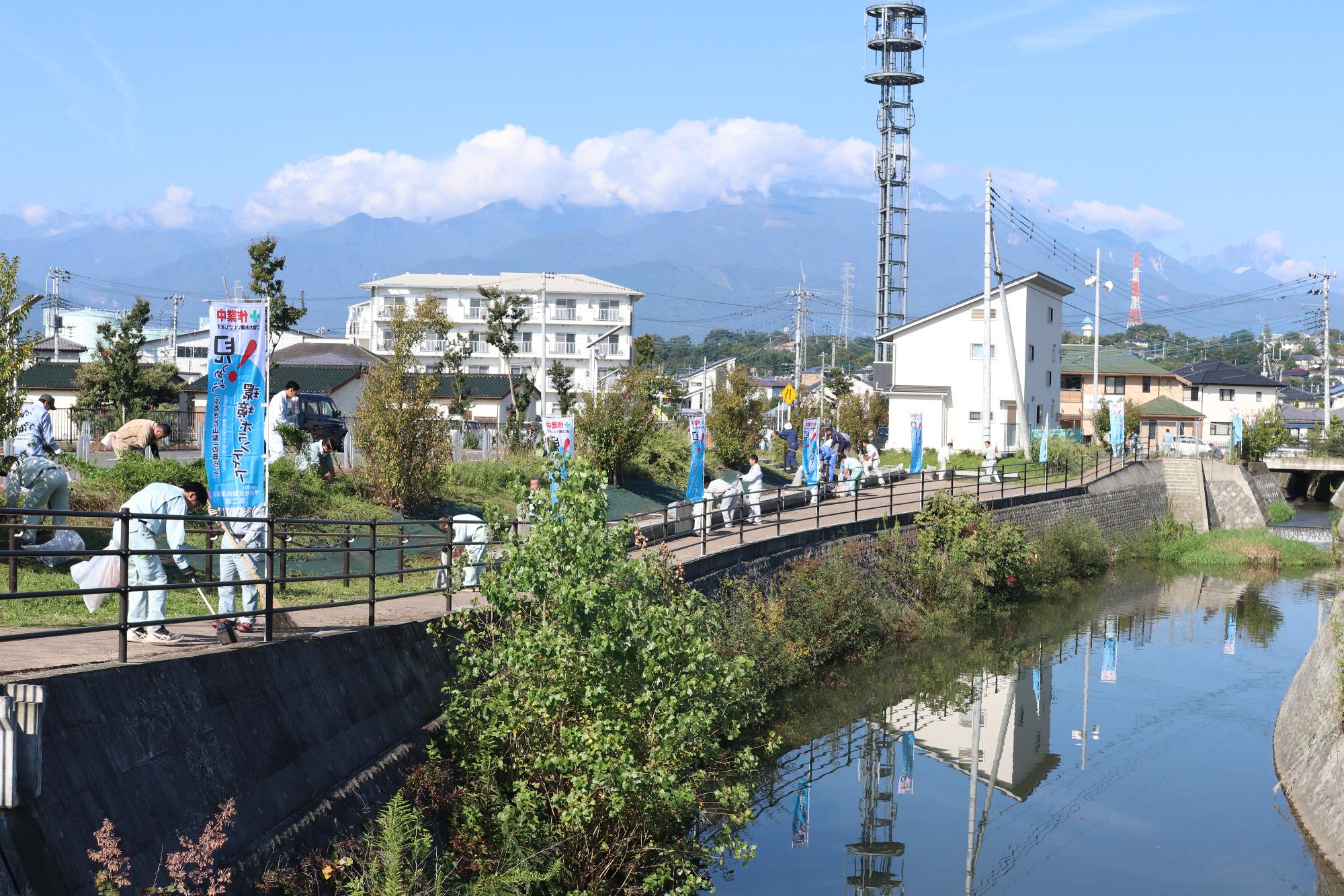 甲府地区建設業協会が草刈ボランティア