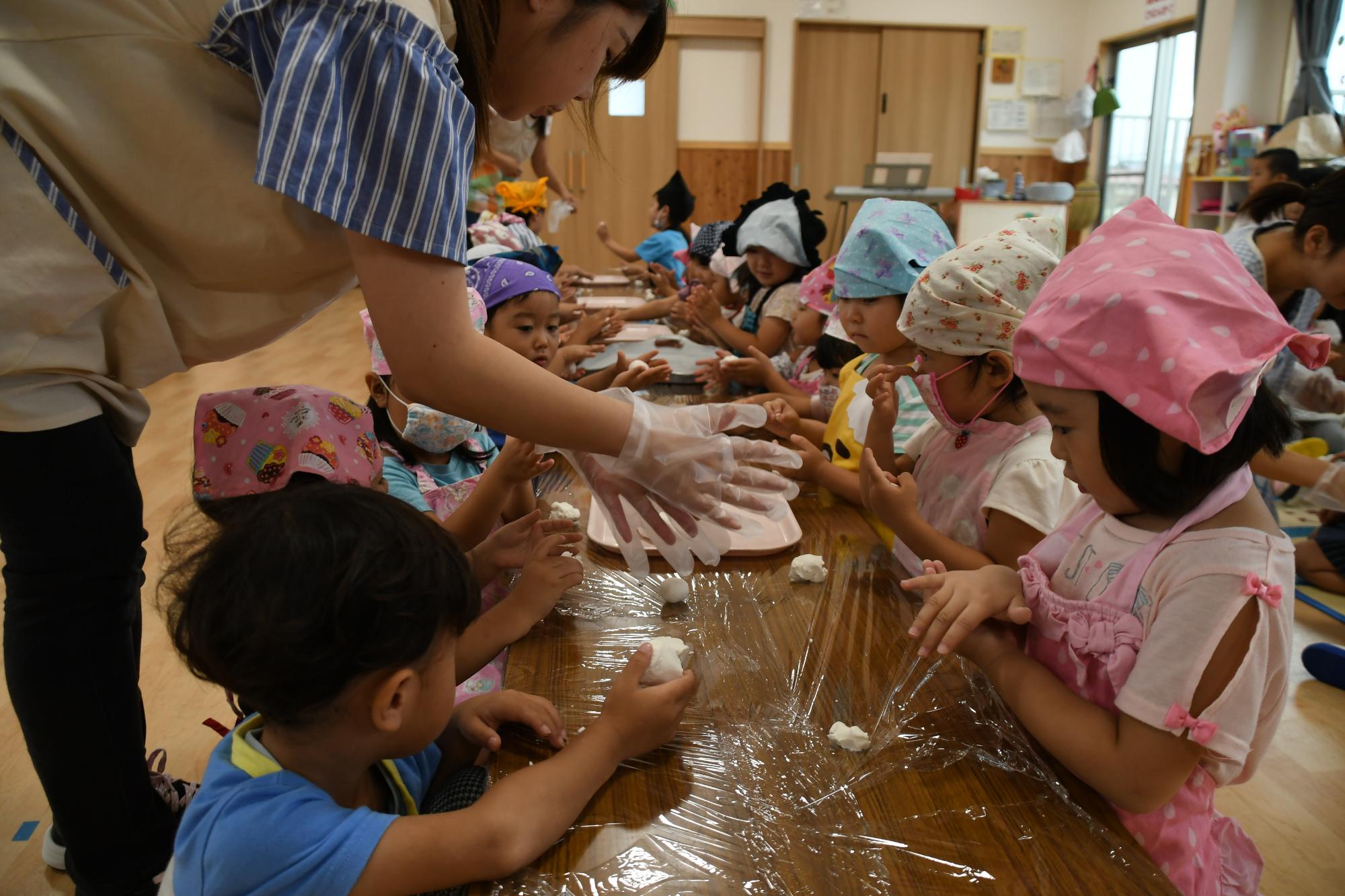 お団子を丸める様子