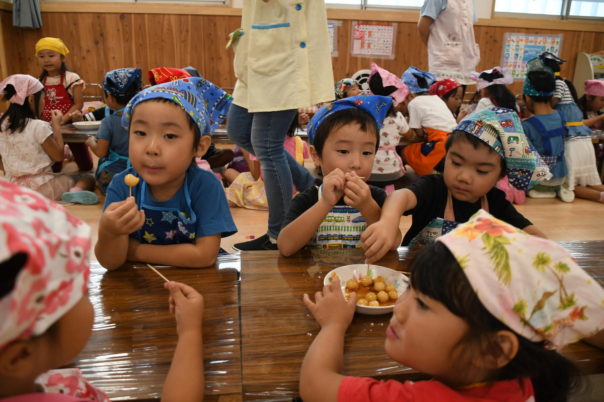 みたらし団子を食べている様子