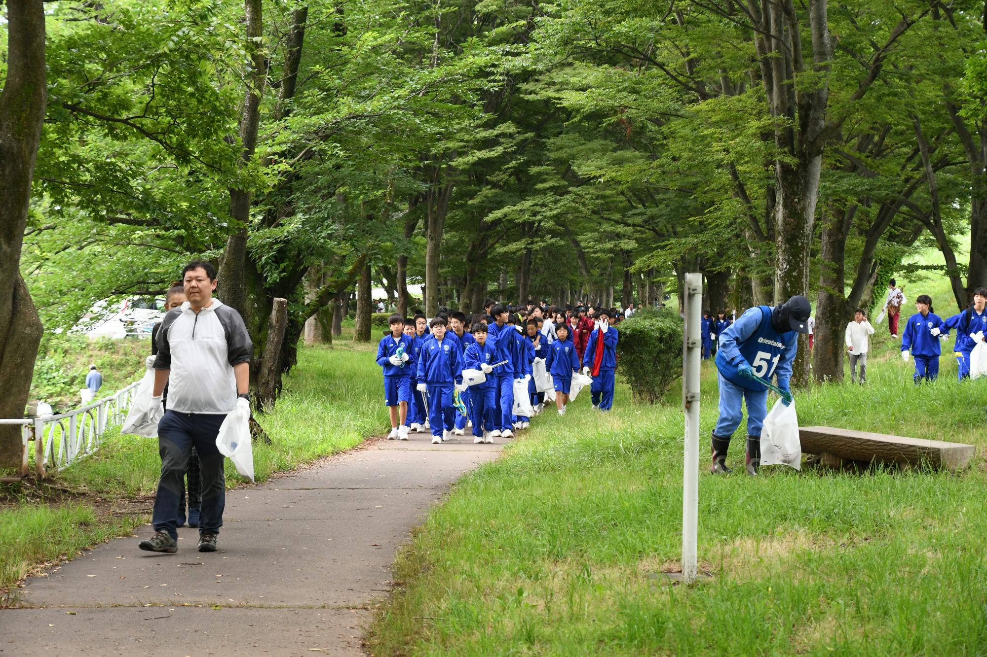 富士川流域一斉河川清掃の様子