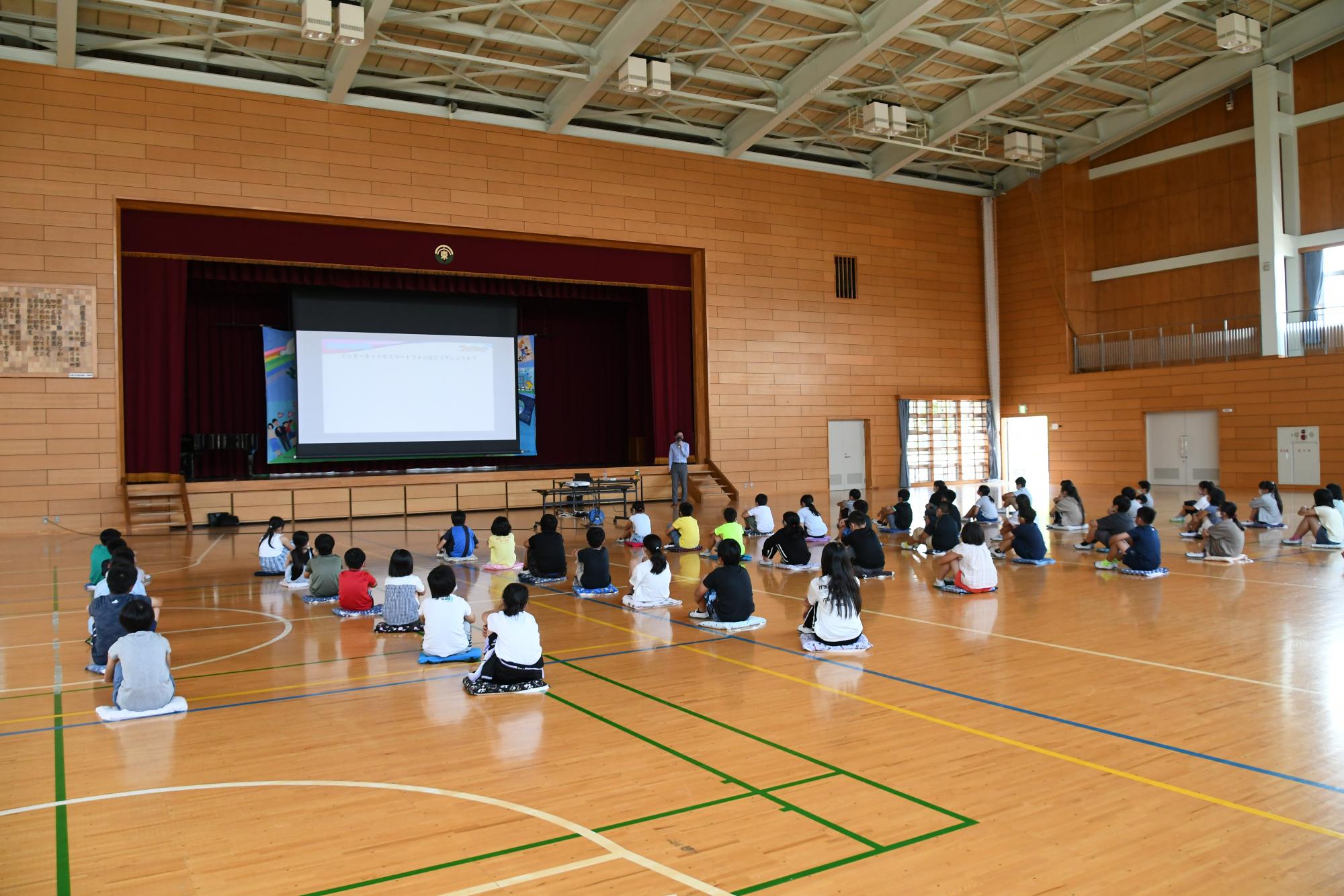 双葉東小学校スマホ・携帯安全教室の様子1