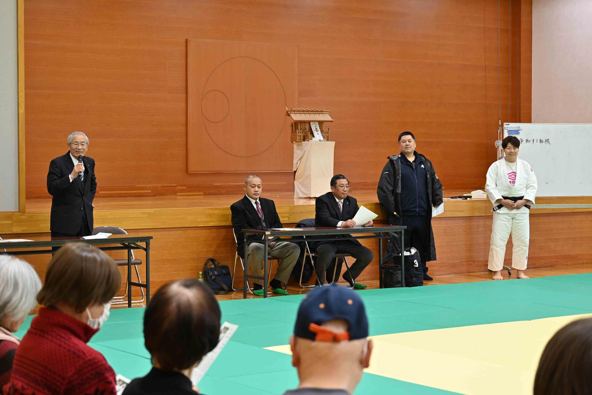 高齢者向け上手な転び方教室0600