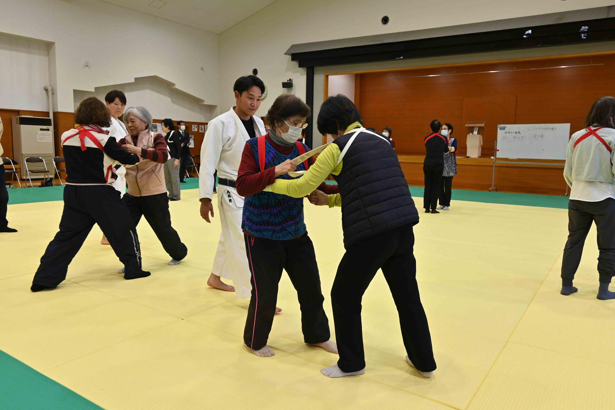 高齢者向け上手な転び方教室0855