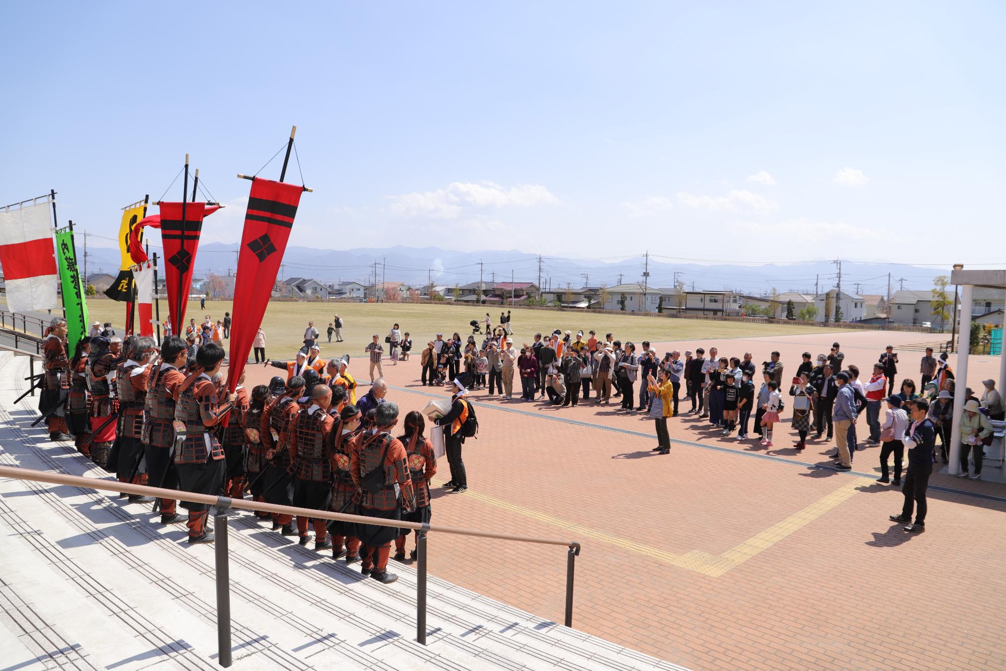 島上条公園にてたくさんの観客が見守る