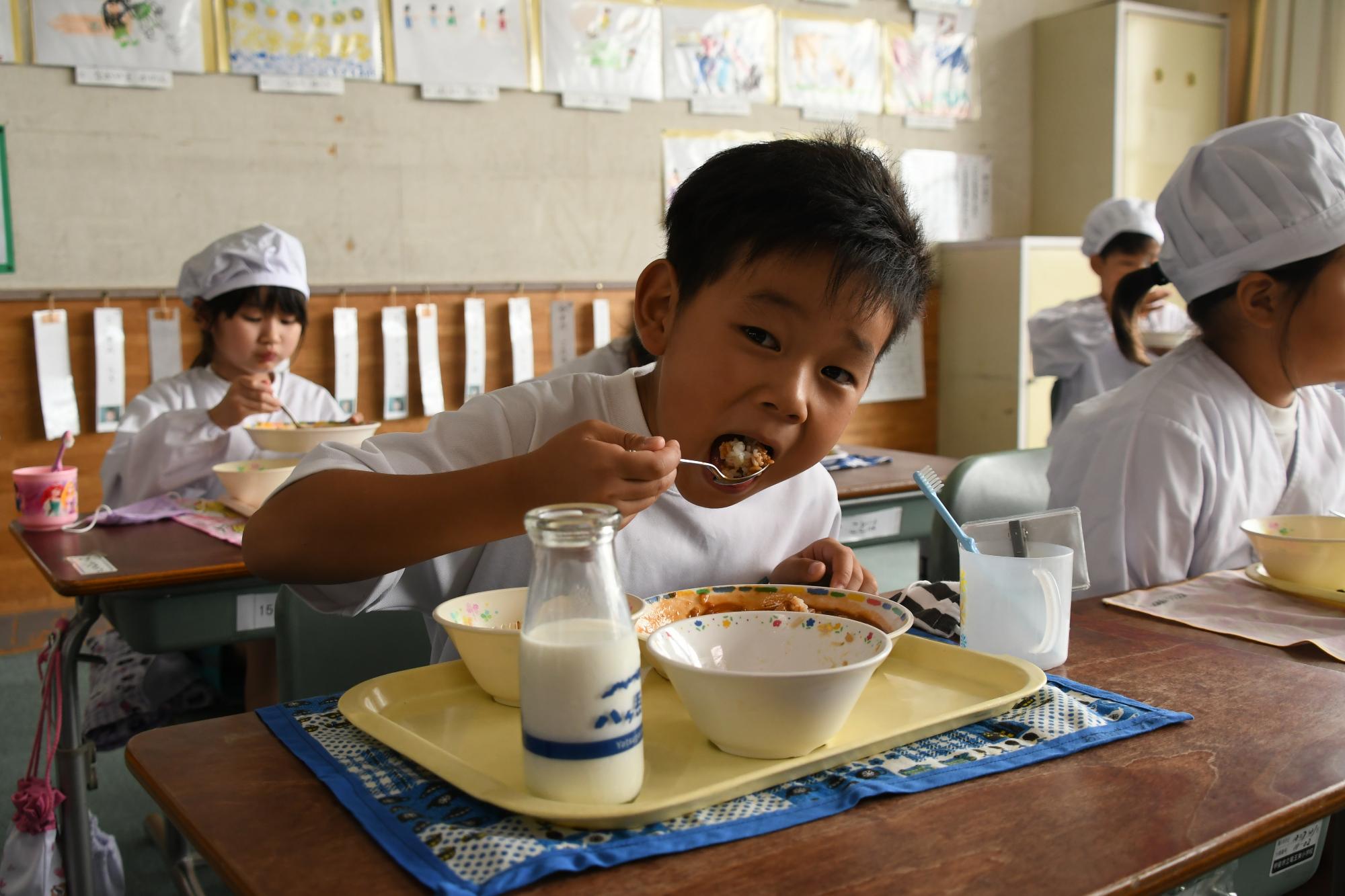 記念メニューを食べる様子