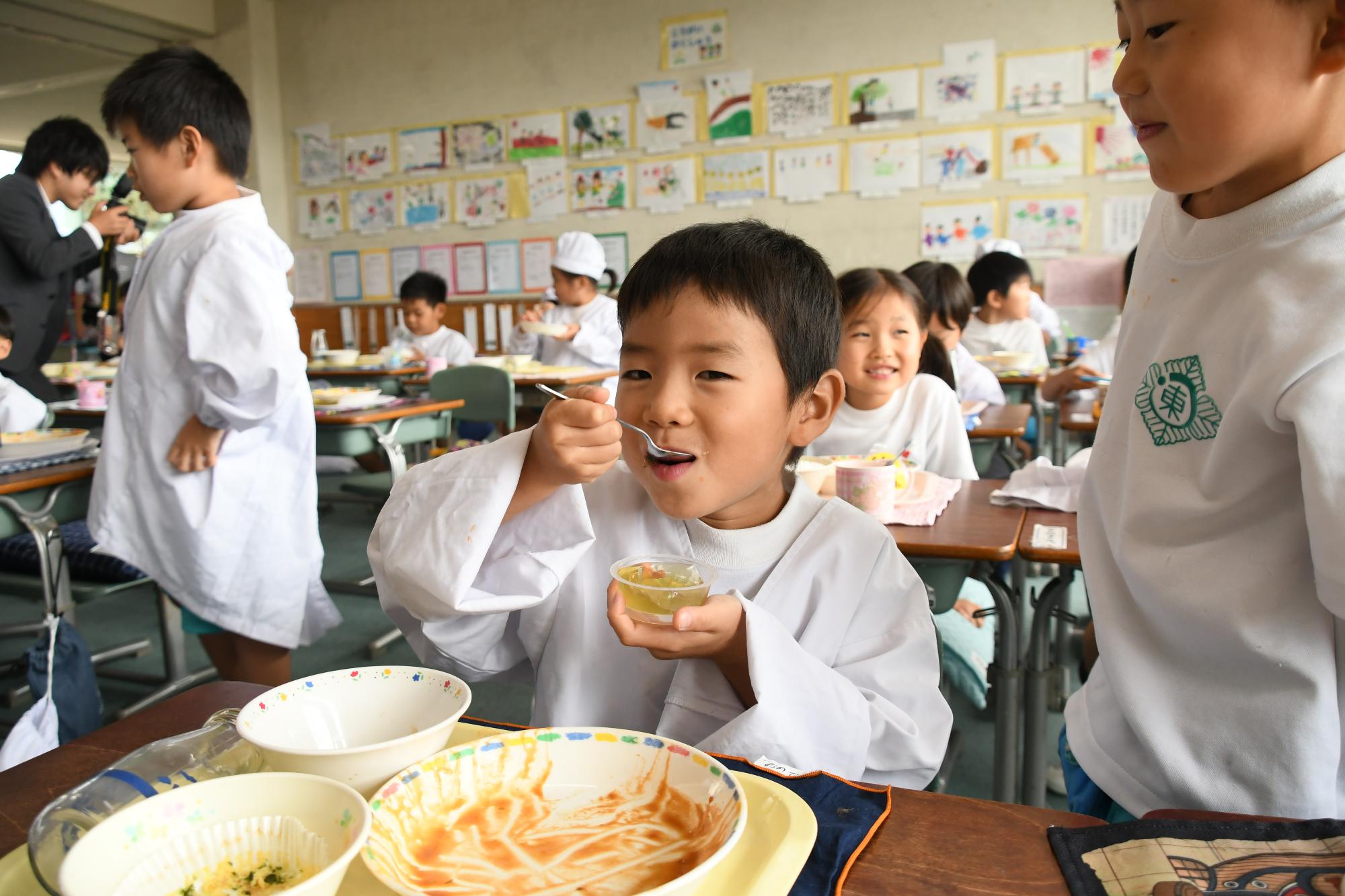 記念メニューを食べる様子