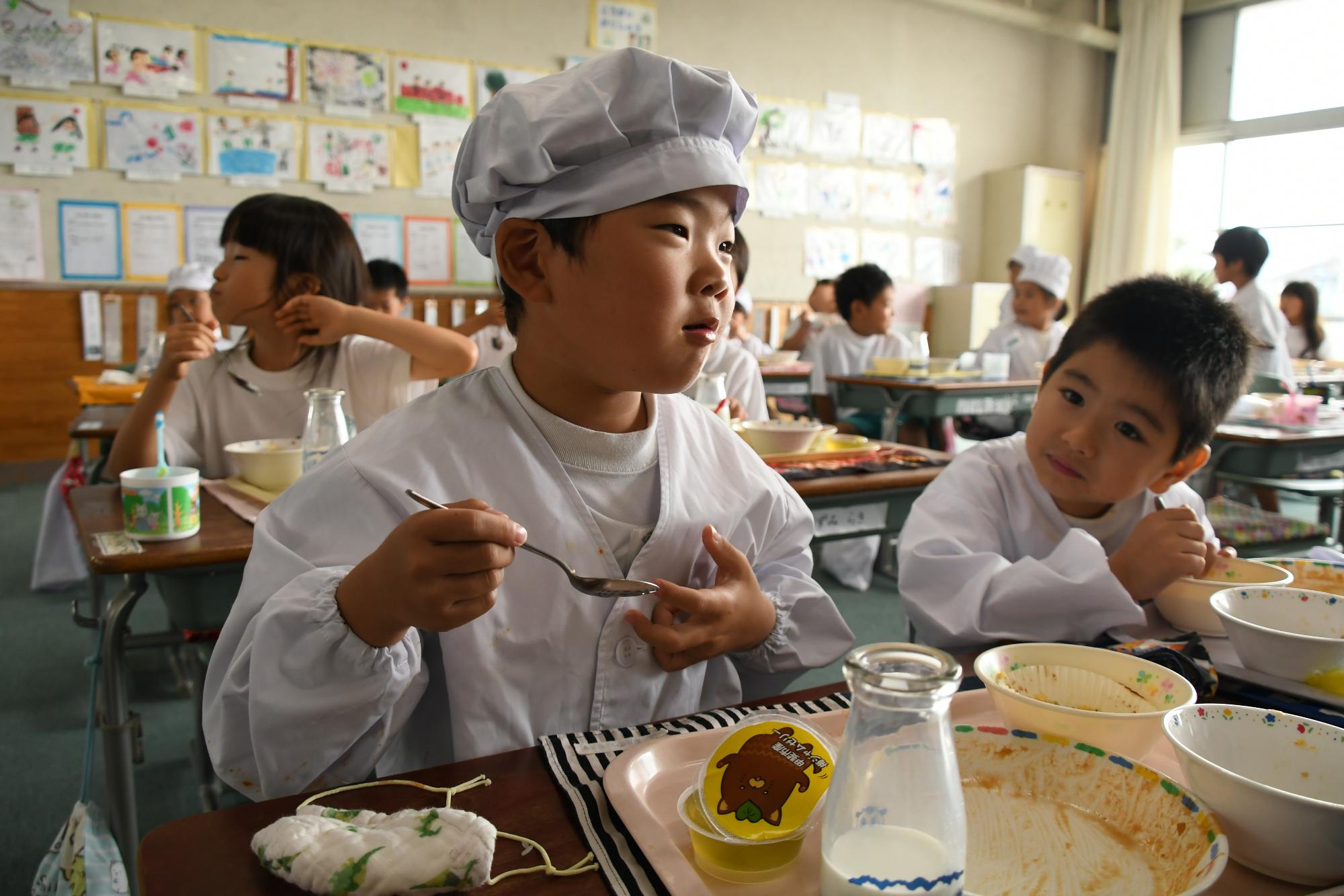 記念メニューを食べる様子