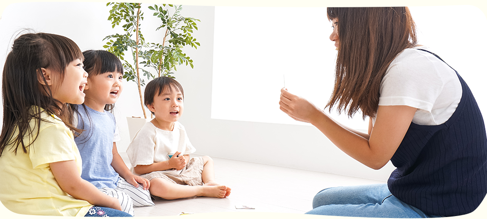 室内で遊ぶ女性と3人の子供