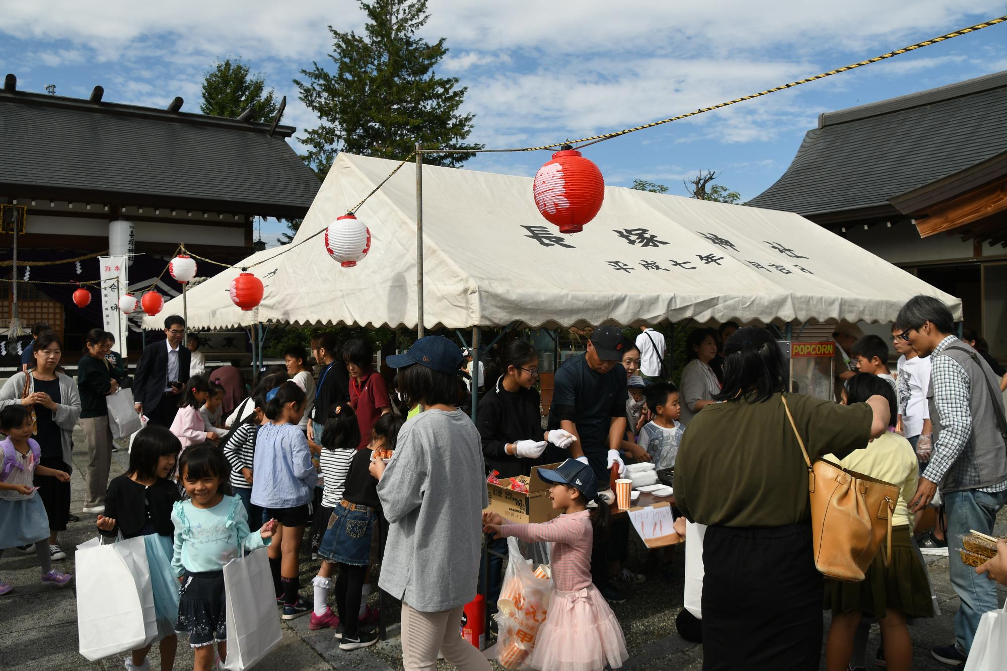 出店の前には多くの人でにぎわっていました。