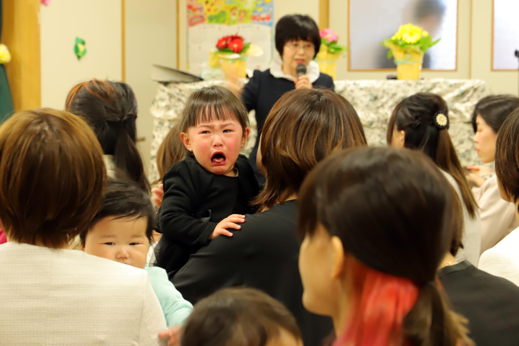 泣きだす子ども