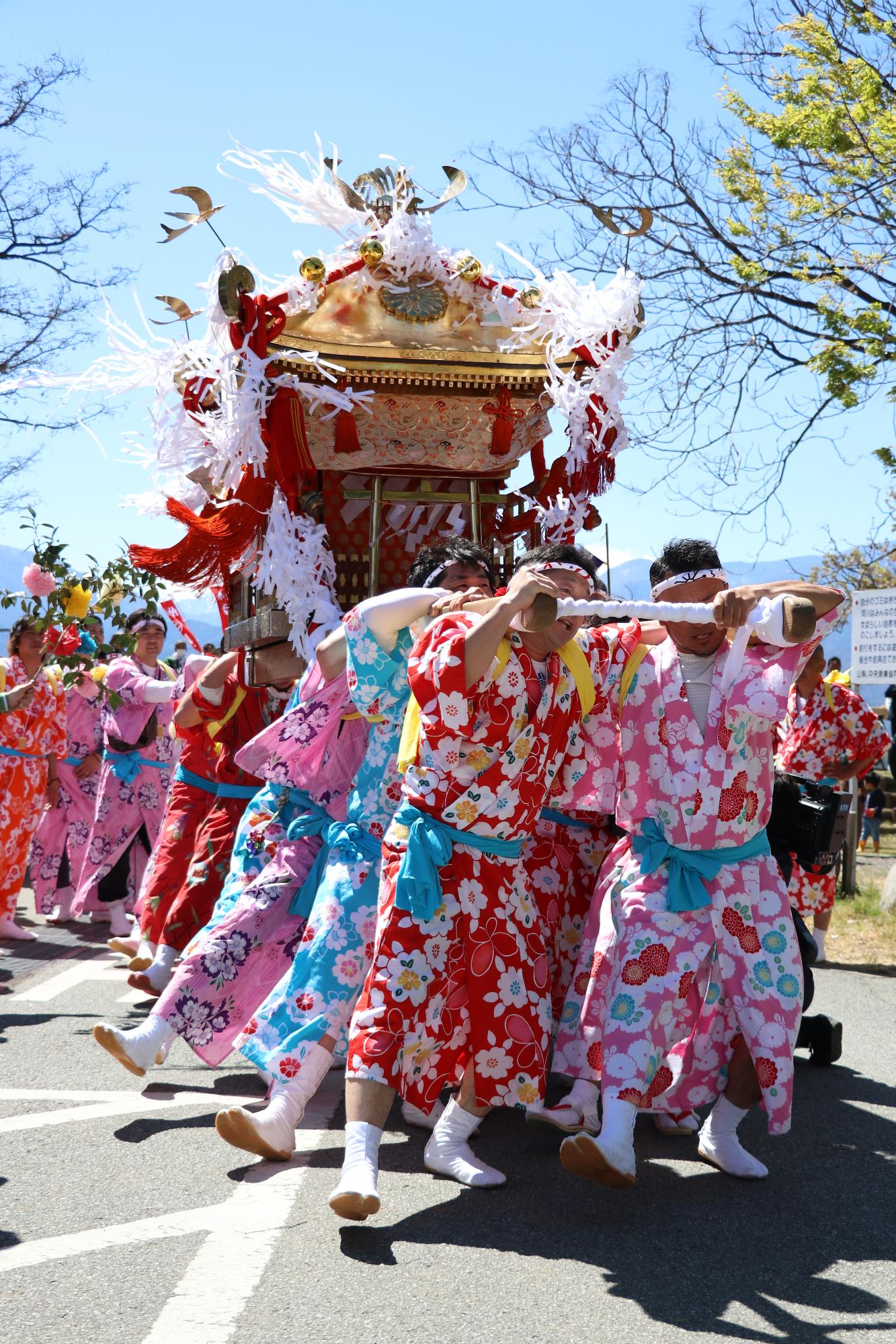 神輿を担ぐみなさん