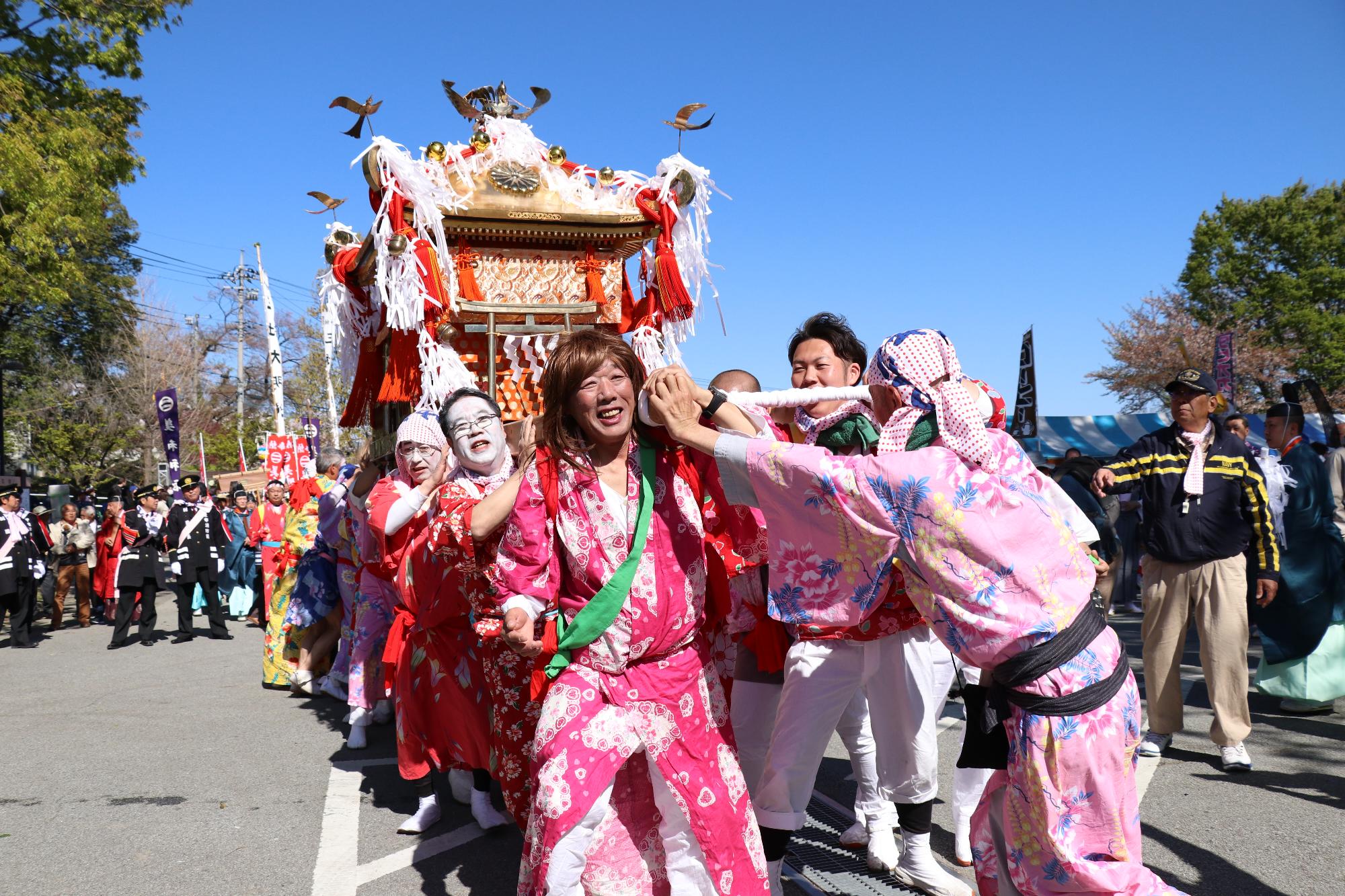 神輿の担ぎ手