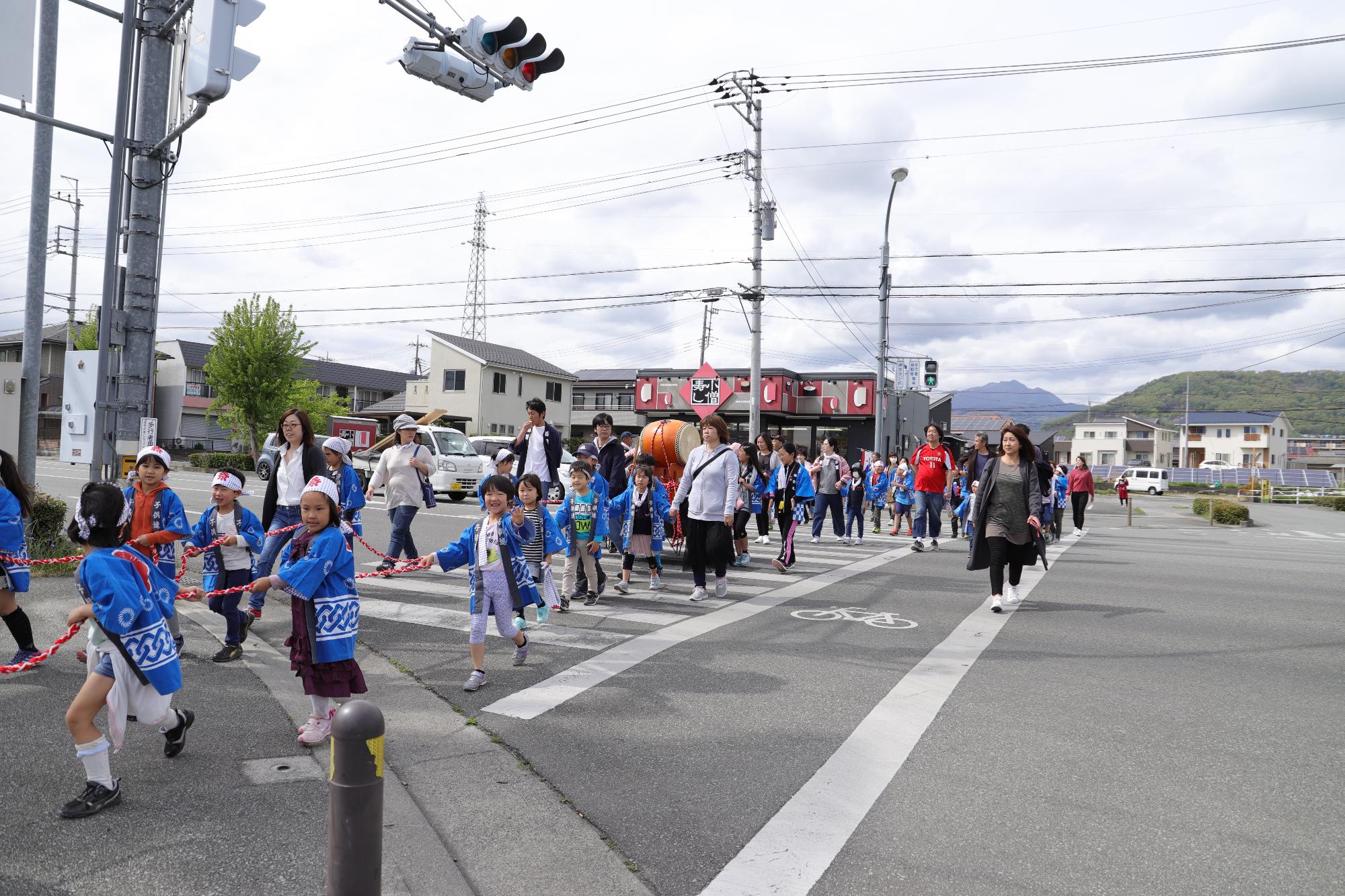 信号を渡る子ども神輿