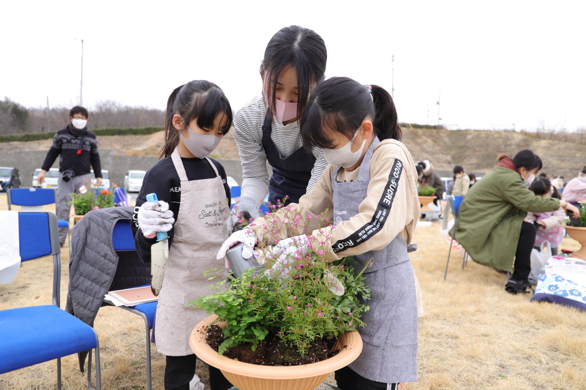 親子ふれ愛寄せ植え教室