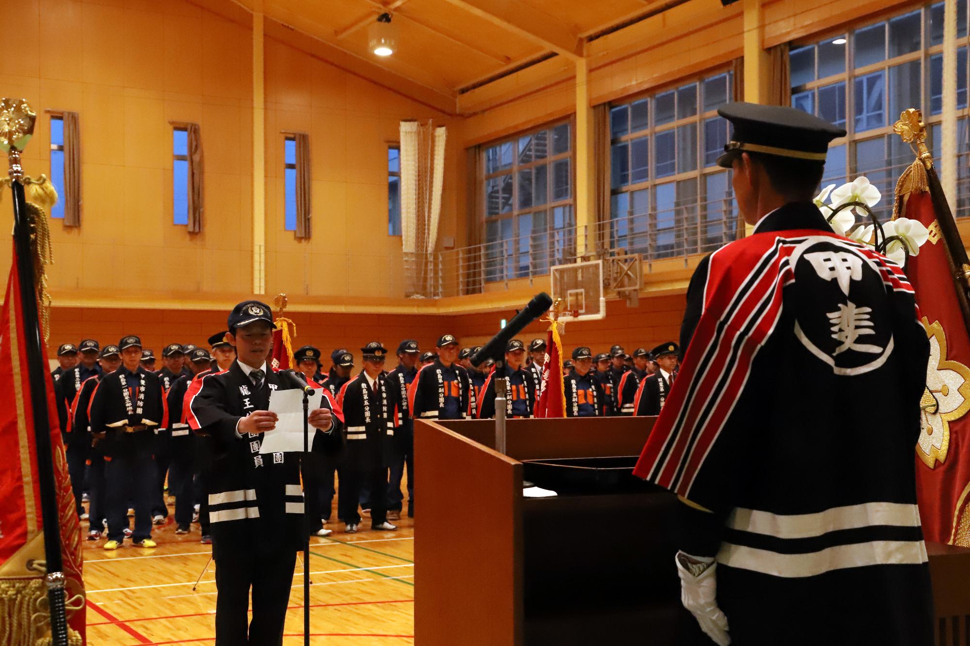 入団者の代表が宣誓を行っています