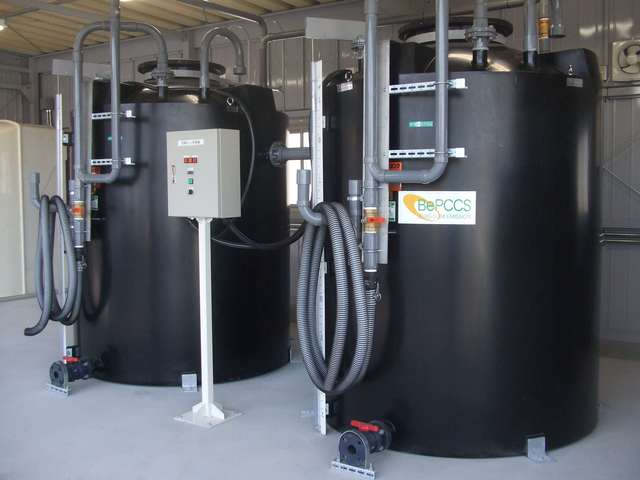 甲斐市バイオマスセンター内に設置されている給食残渣を液肥化した貯蔵タンクの写真