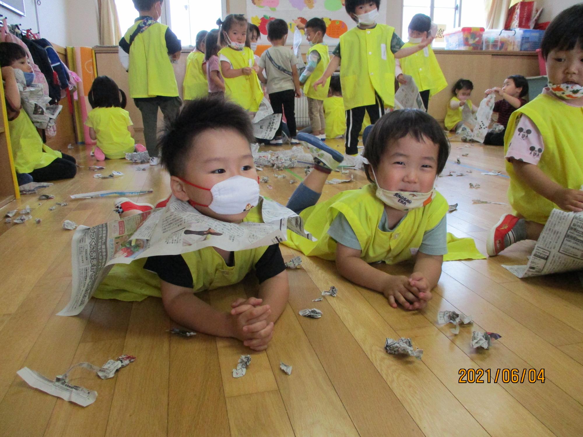 新聞で遊ぶすみれ組の子ども達です。