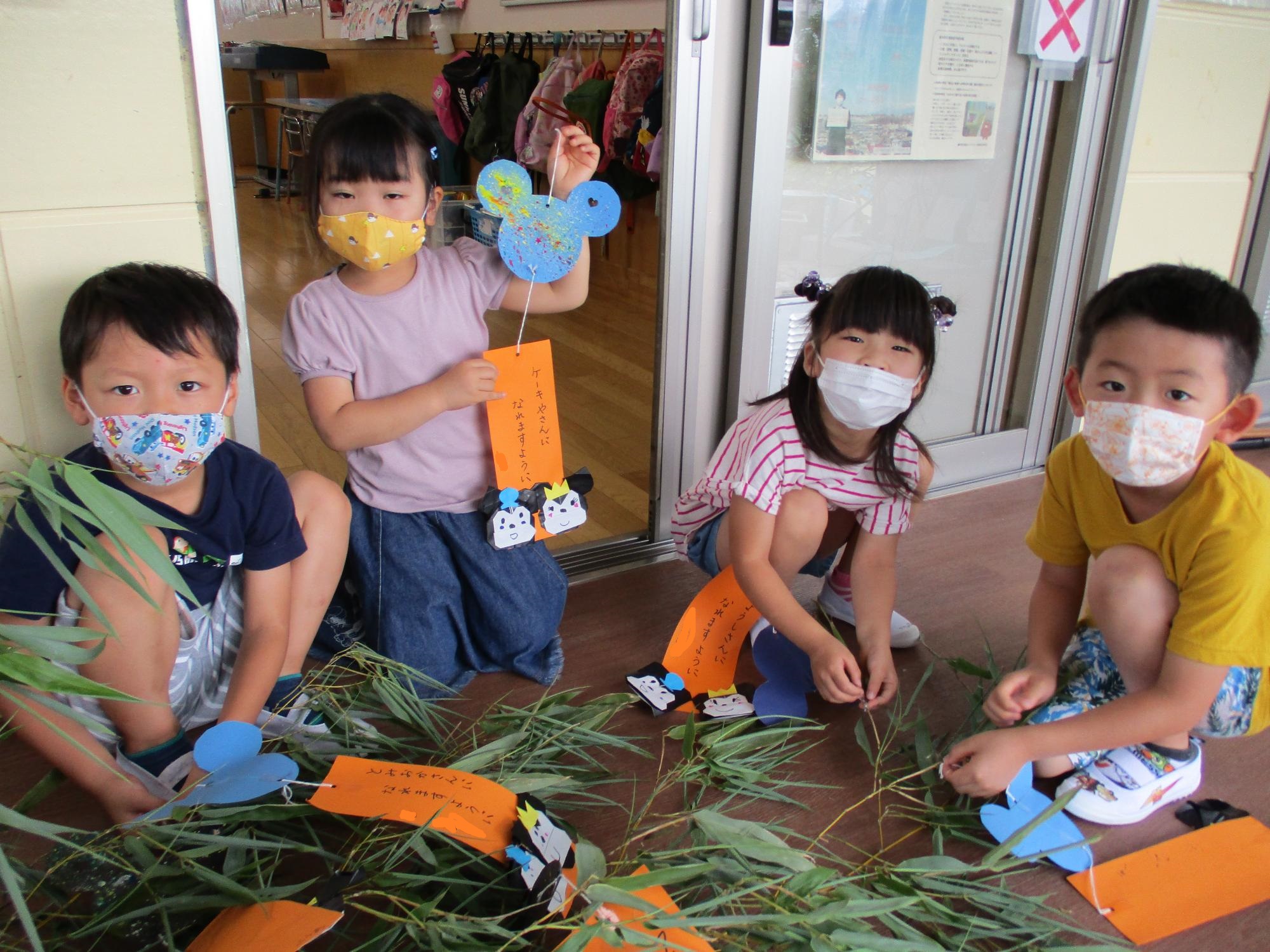 笹飾りを楽しむひまわり組の子ども達です。