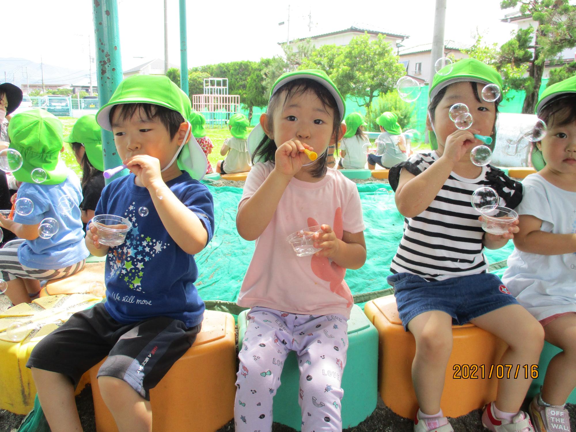 シャボン玉を楽しむすみれ組の子ども達。