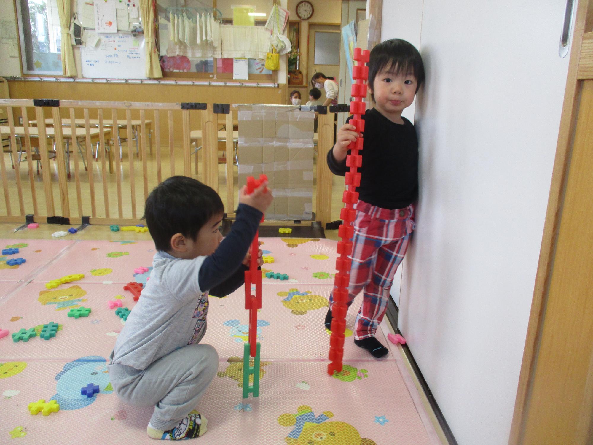 ブロックを高く繋げて遊ぶつぼみ1組の子ども達です。