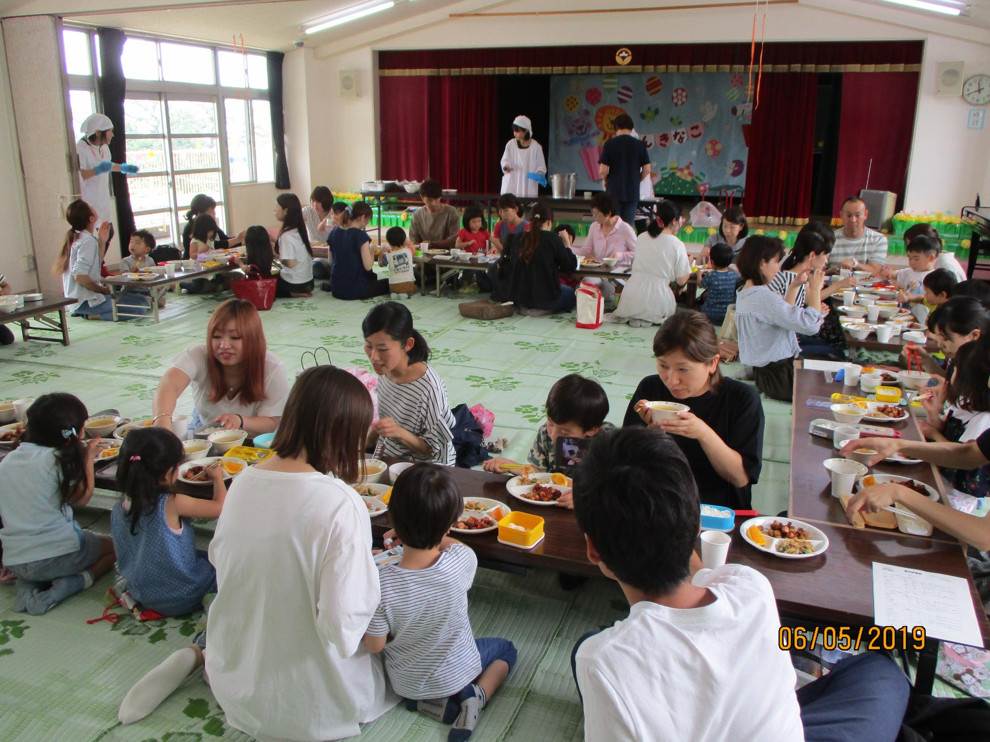 親子で給食を食べているところ