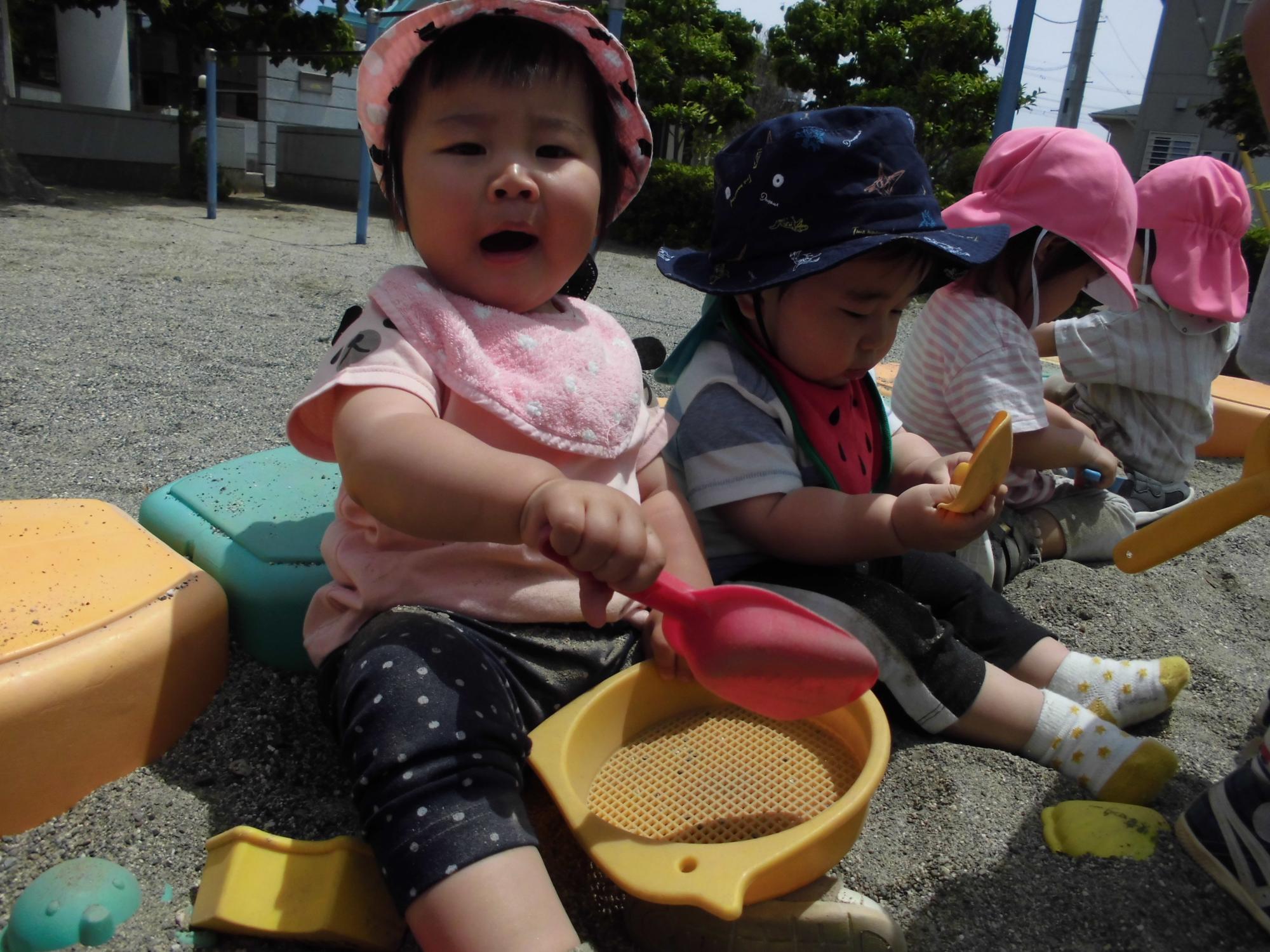 児童館で砂場あそび