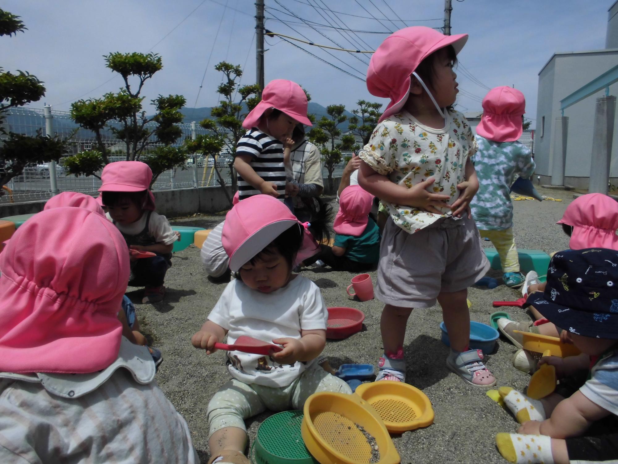 児童館で砂場あそび