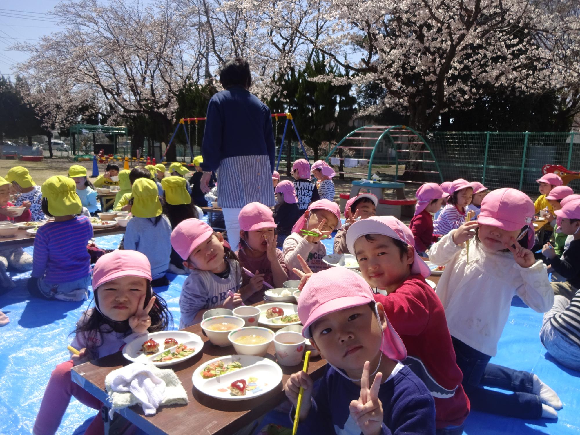 さくらのお花見ご飯会の様子の写真